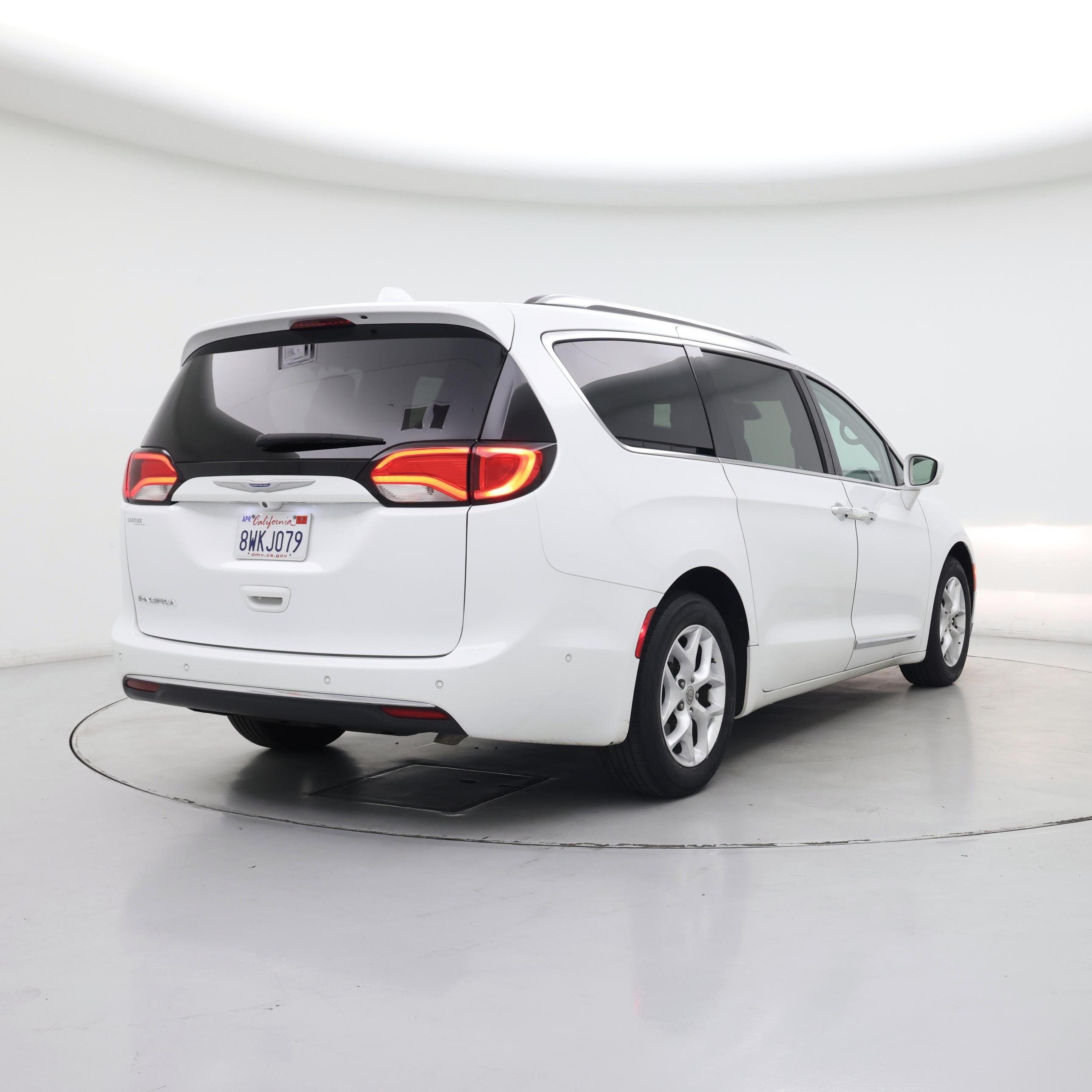 Thumbnail: 2018 Chrysler Pacifica - 8