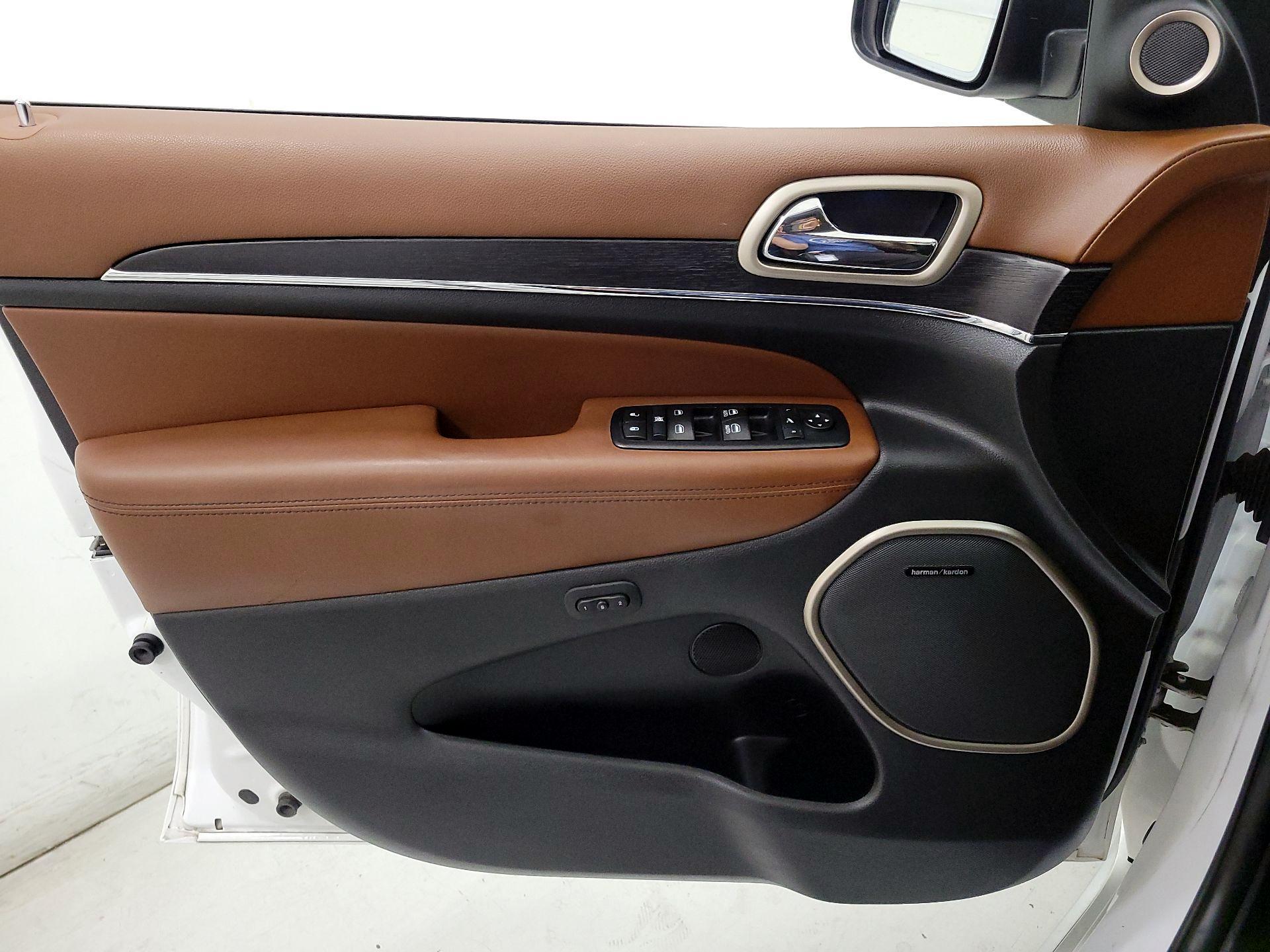 Thumbnail: 2015 Jeep Grand Cherokee - 12