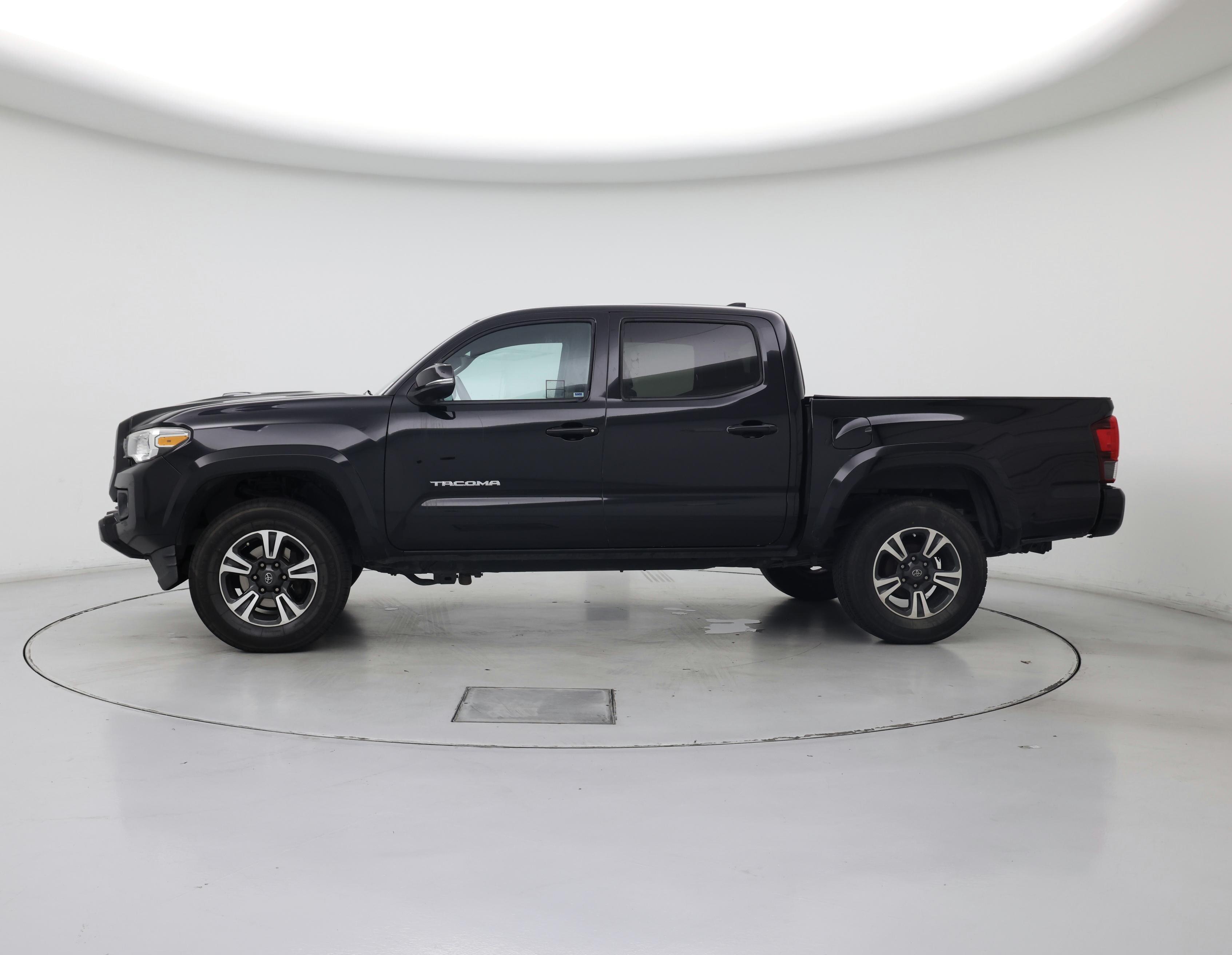 Thumbnail: 2019 Toyota Tacoma - 3
