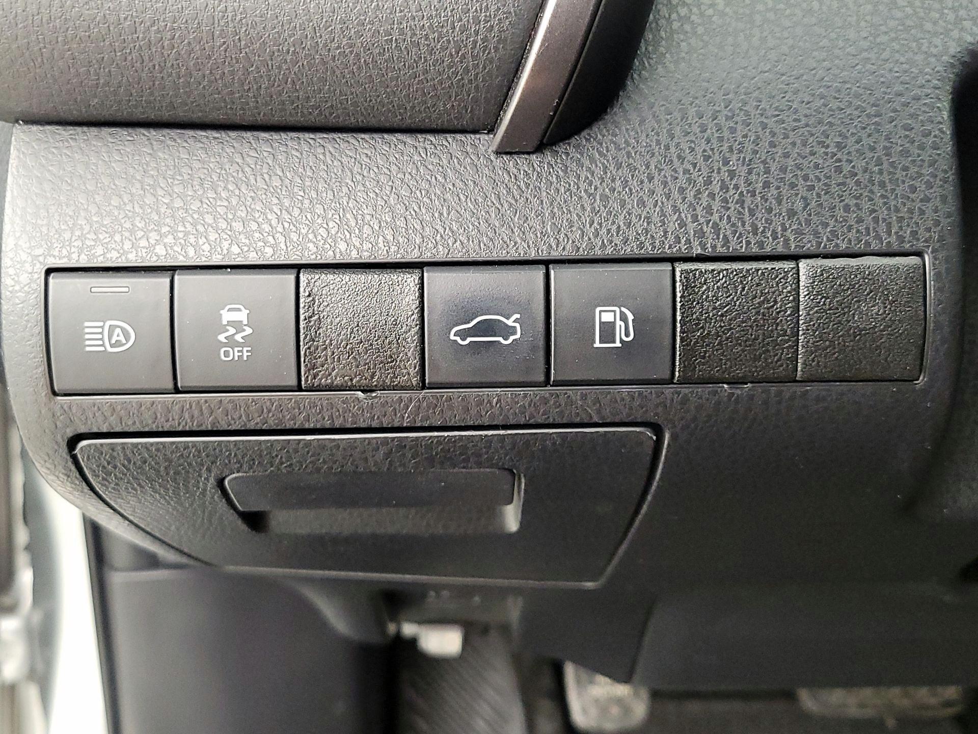 Thumbnail: 2018 Toyota Camry - 13