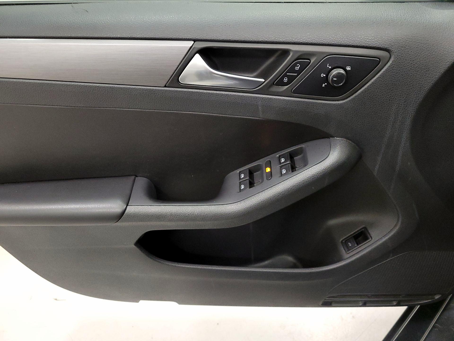 Thumbnail: 2016 Volkswagen Jetta - 12