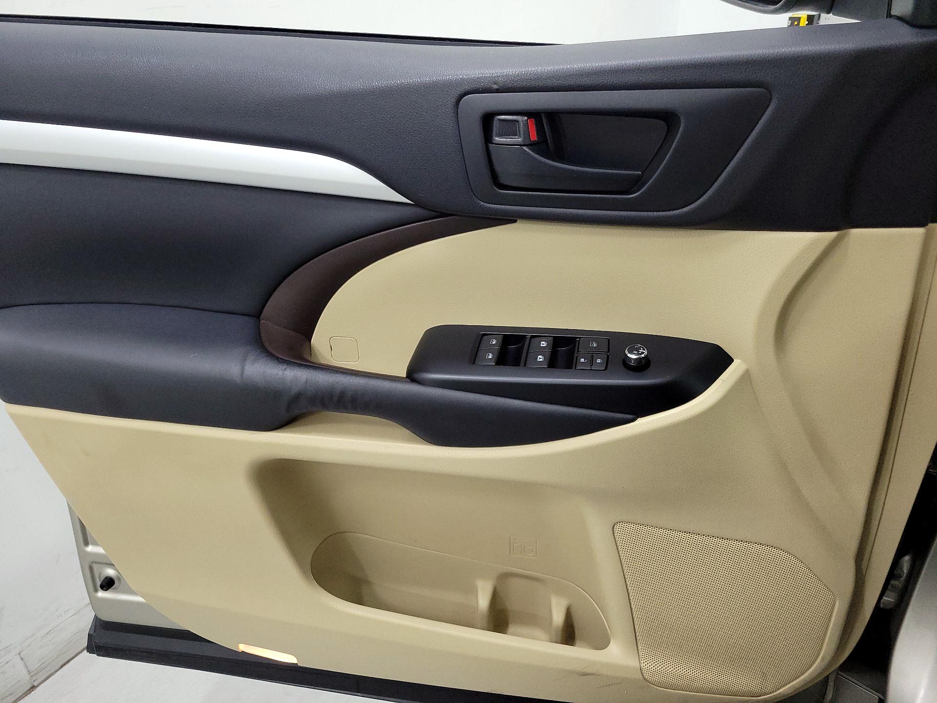 Thumbnail: 2015 Toyota Highlander - 12