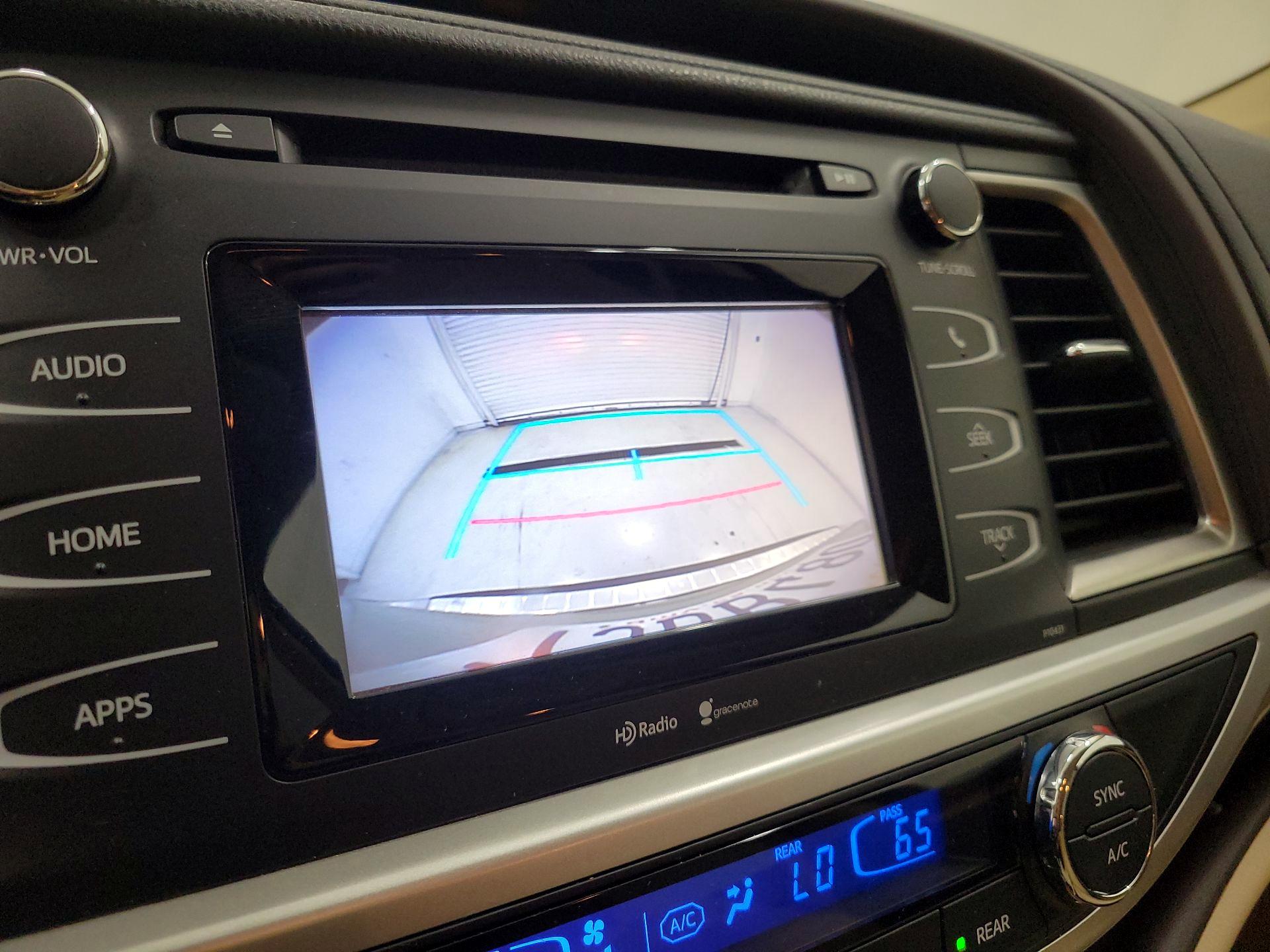 Thumbnail: 2015 Toyota Highlander - 14