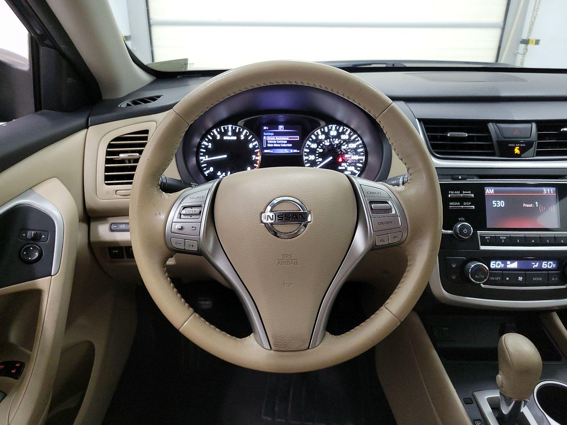 Thumbnail: 2017 Nissan Altima - 10
