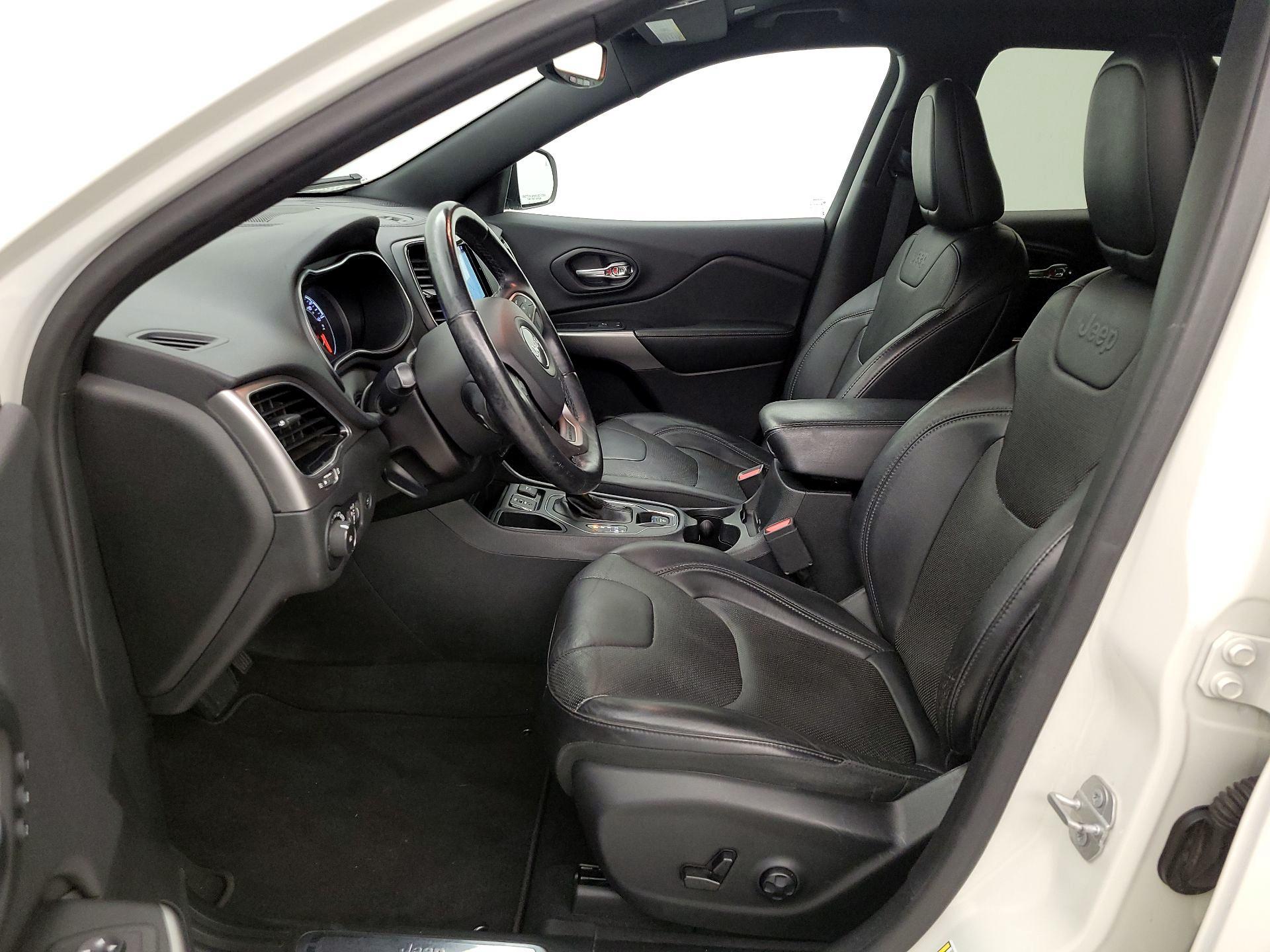 Thumbnail: 2019 Jeep Cherokee - 11