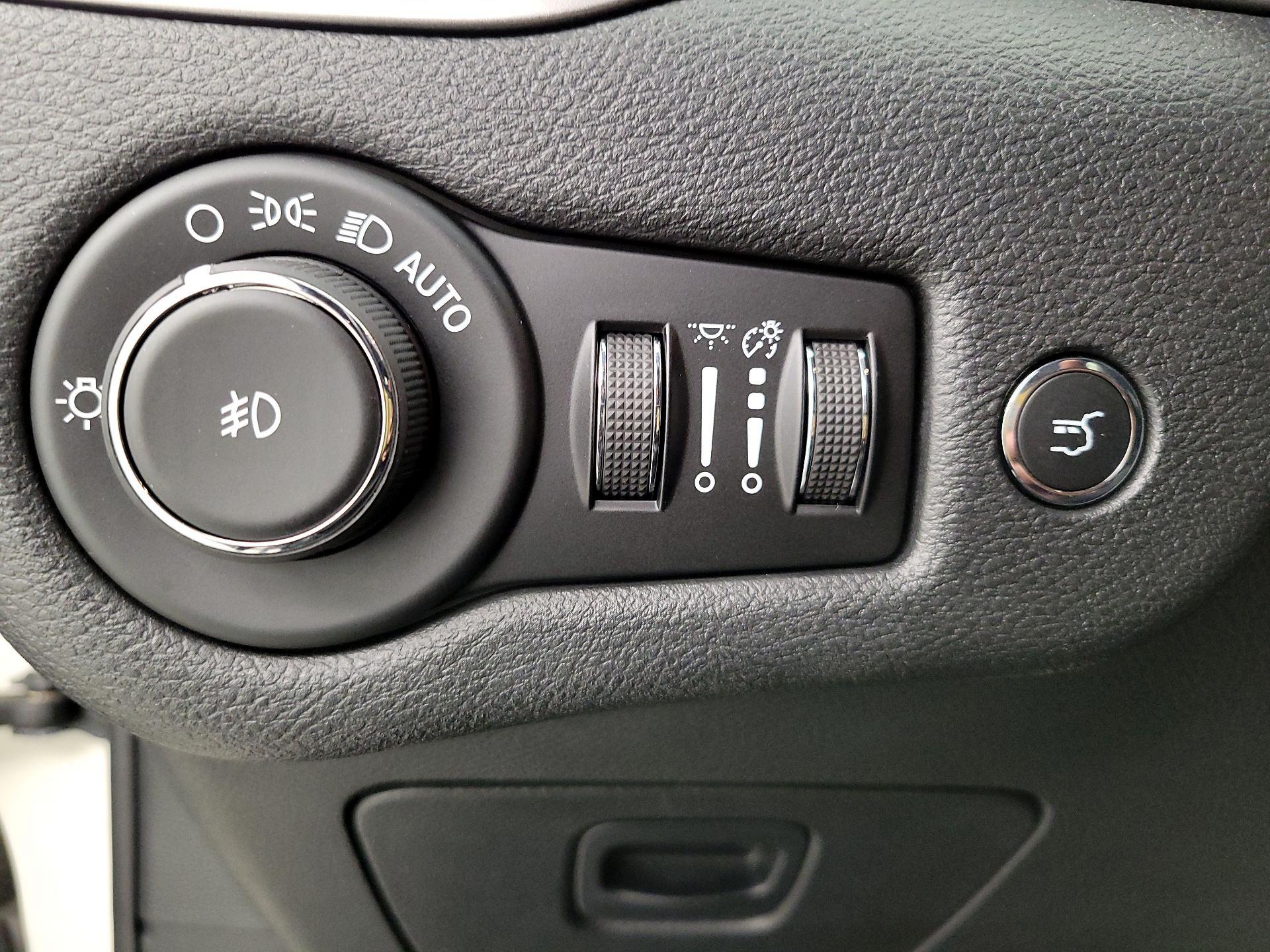 Thumbnail: 2019 Jeep Cherokee - 13