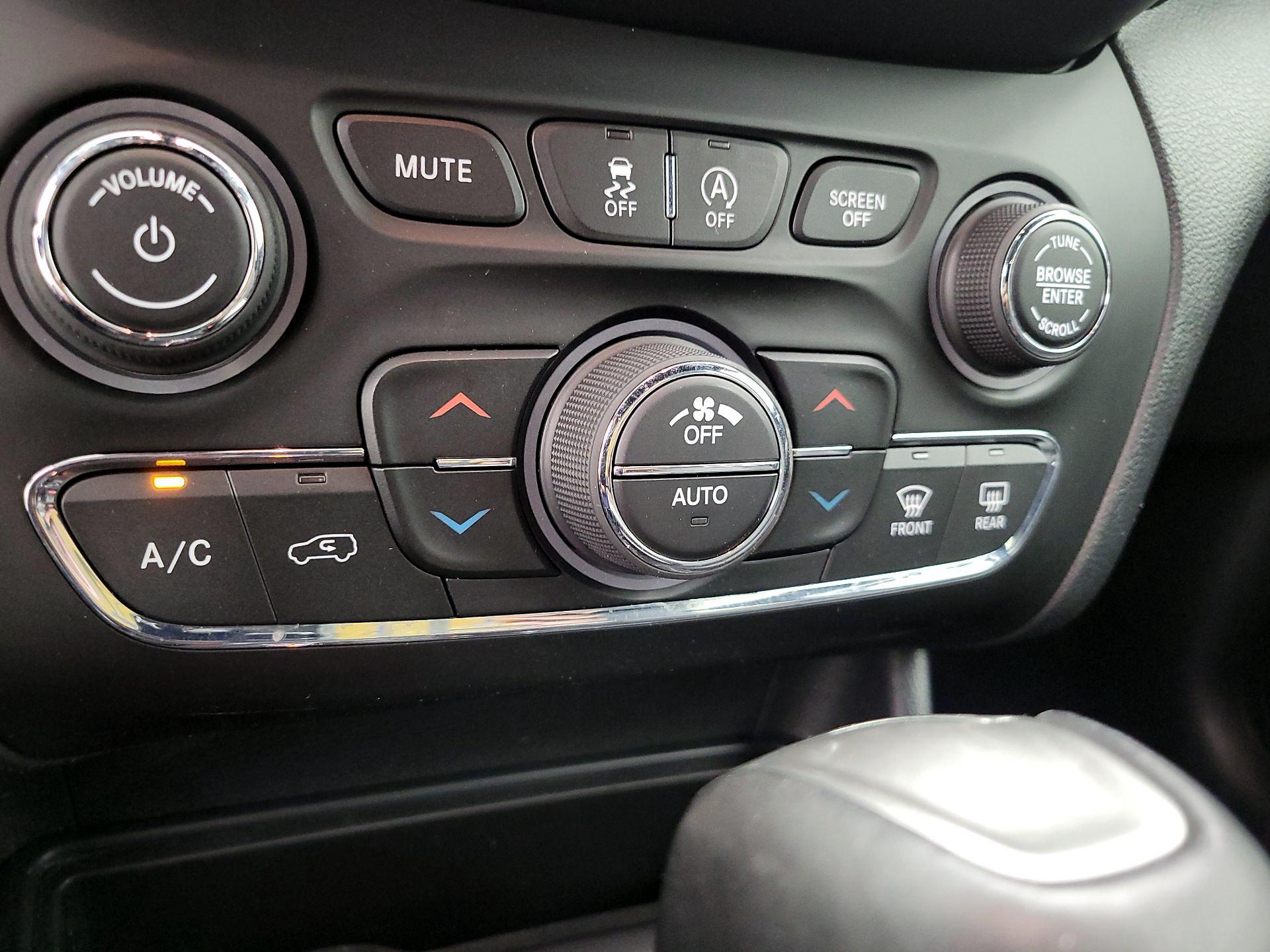 Thumbnail: 2019 Jeep Cherokee - 17