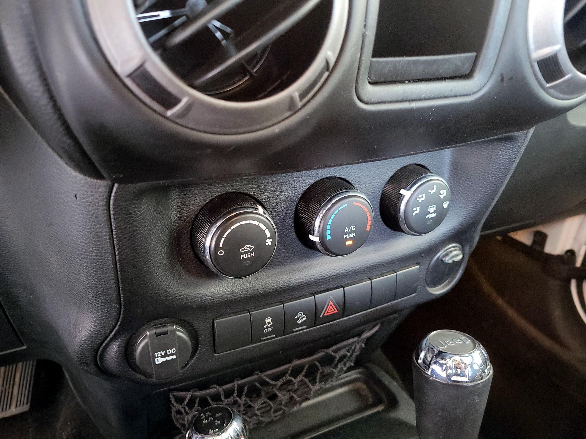 Thumbnail: 2016 Jeep Wrangler - 14