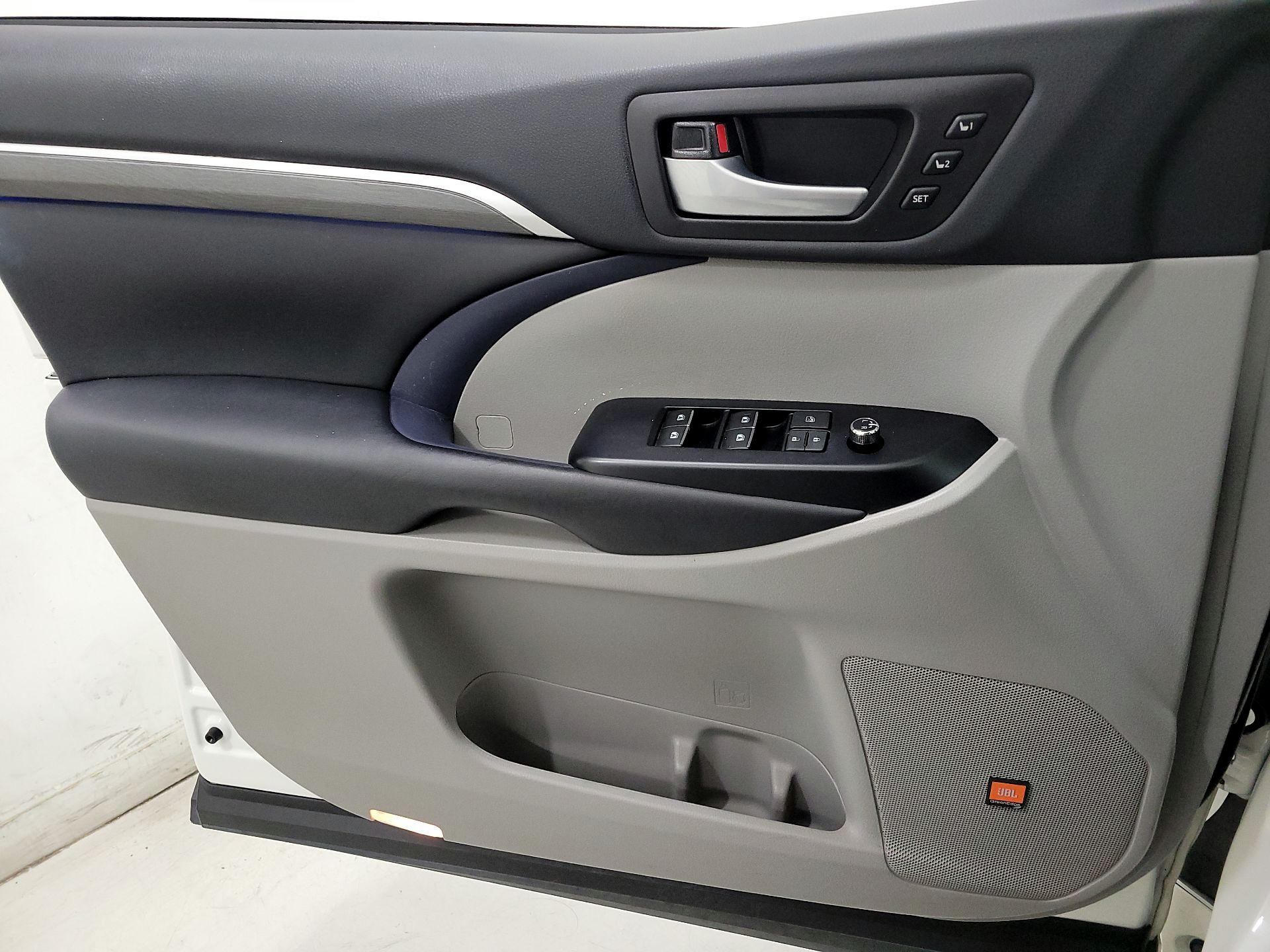 Thumbnail: 2019 Toyota Highlander - 12