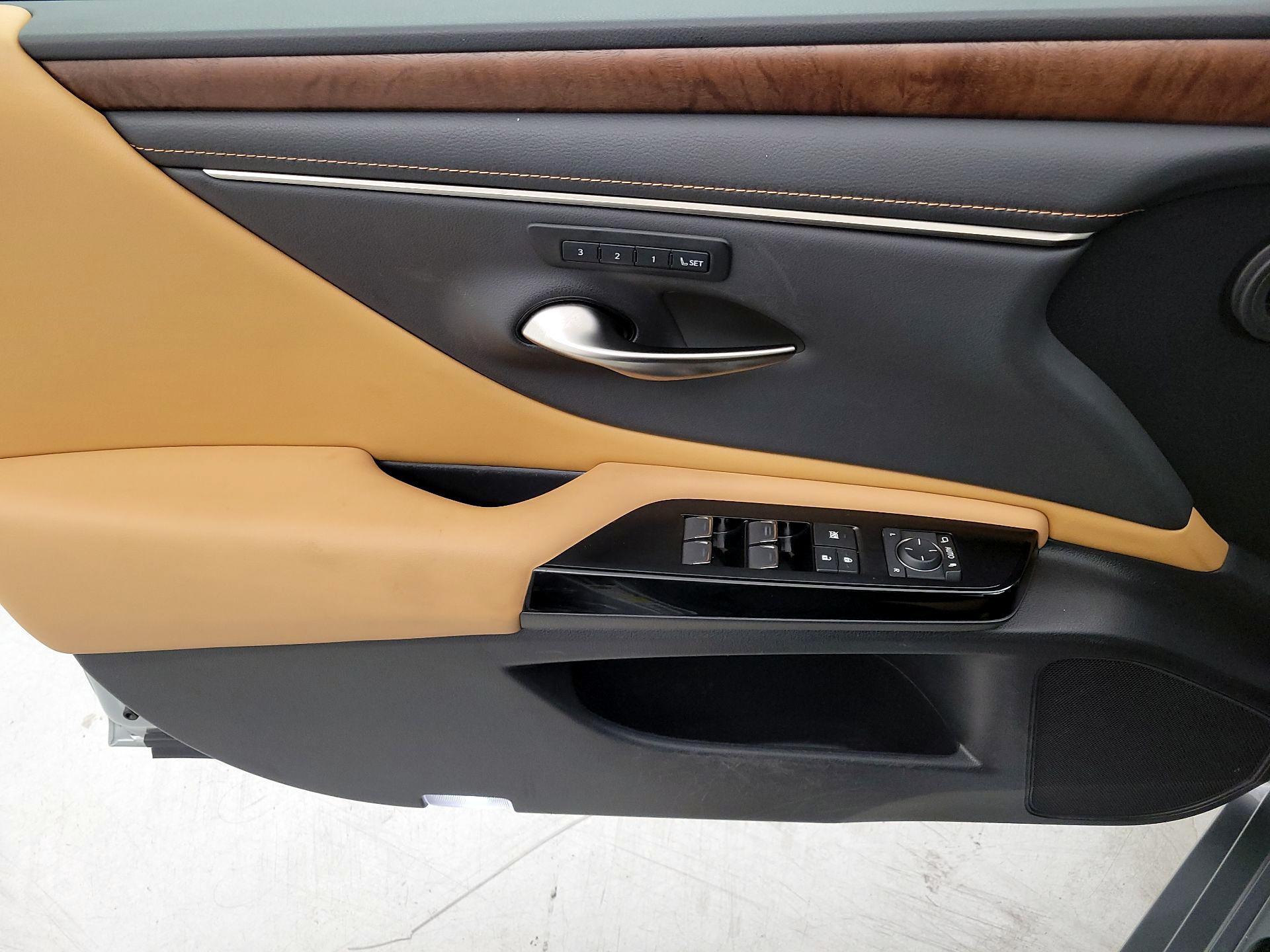 Thumbnail: 2022 Lexus ES - 12