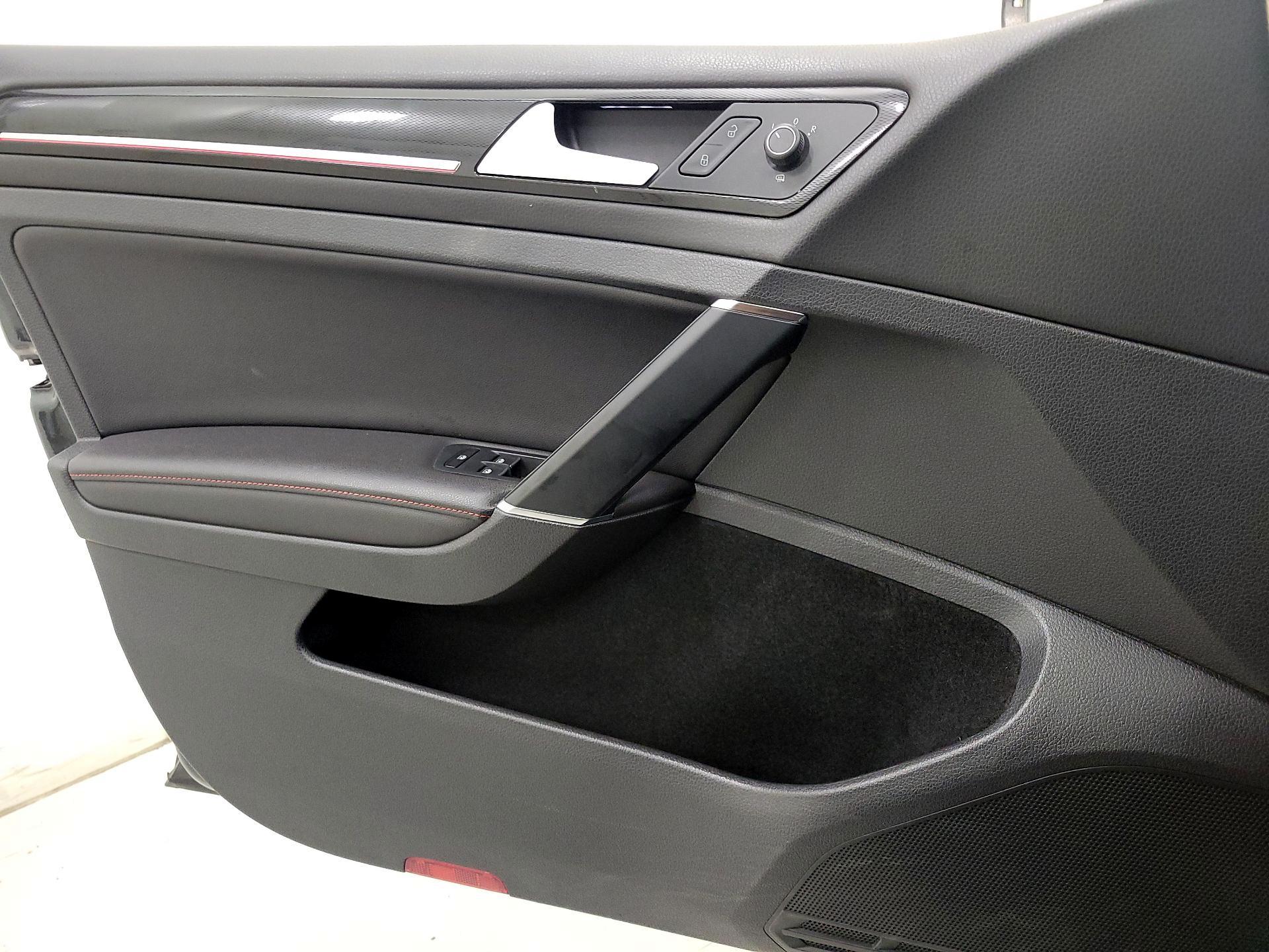 Thumbnail: 2016 Volkswagen Golf - 12