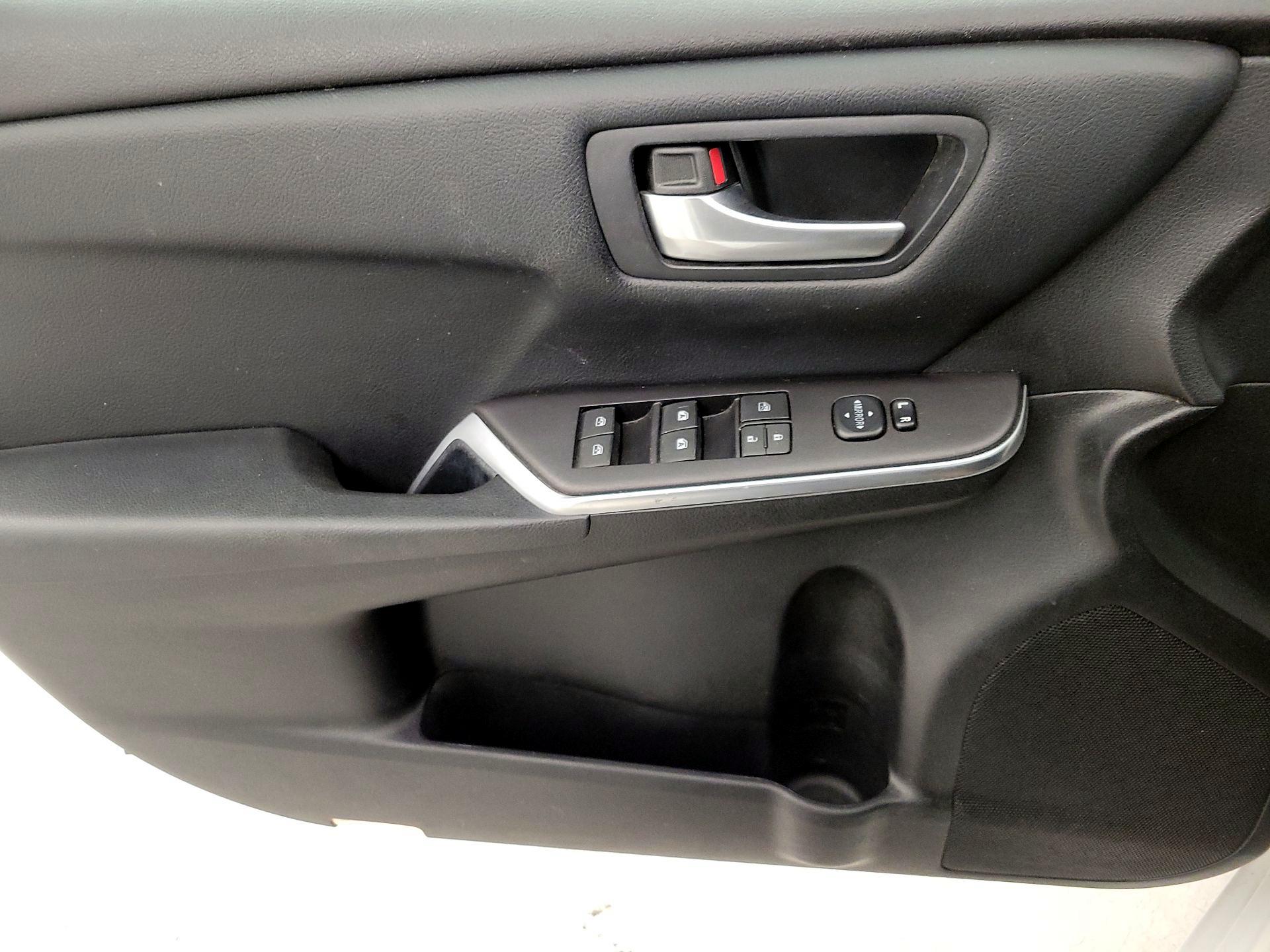 Thumbnail: 2016 Toyota Camry - 12