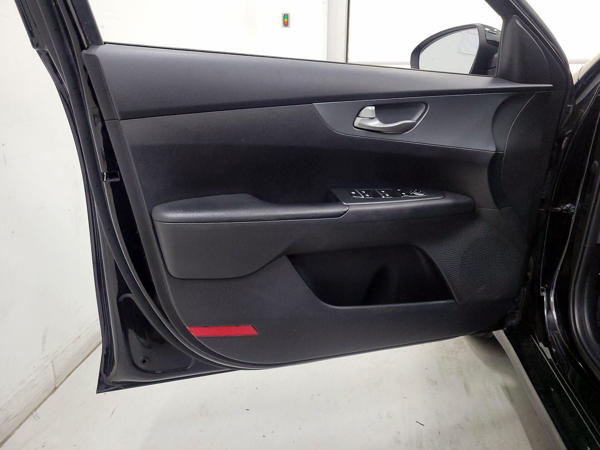 Thumbnail: 2021 Kia Forte - 12