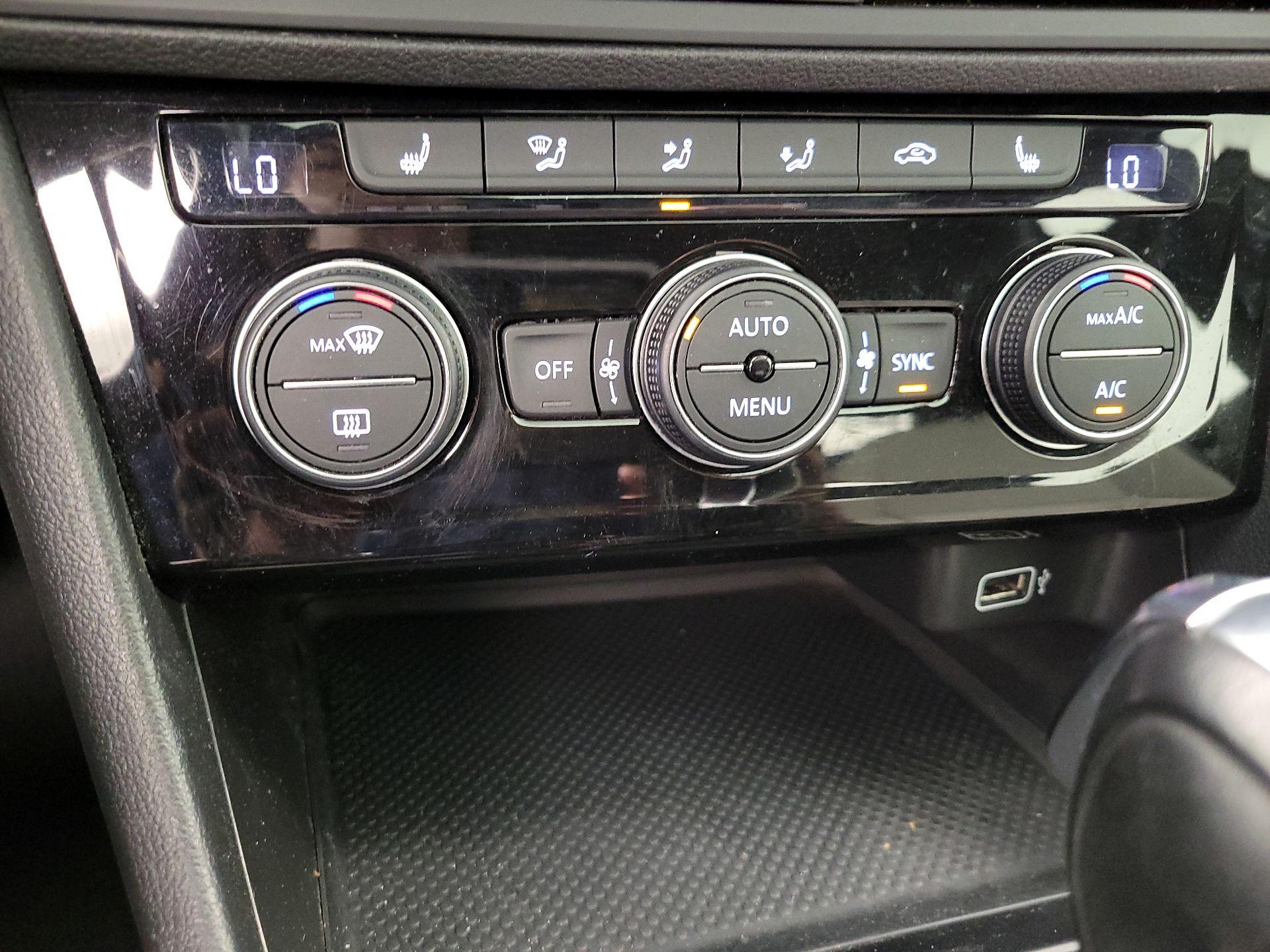 Thumbnail: 2019 Volkswagen Jetta - 16