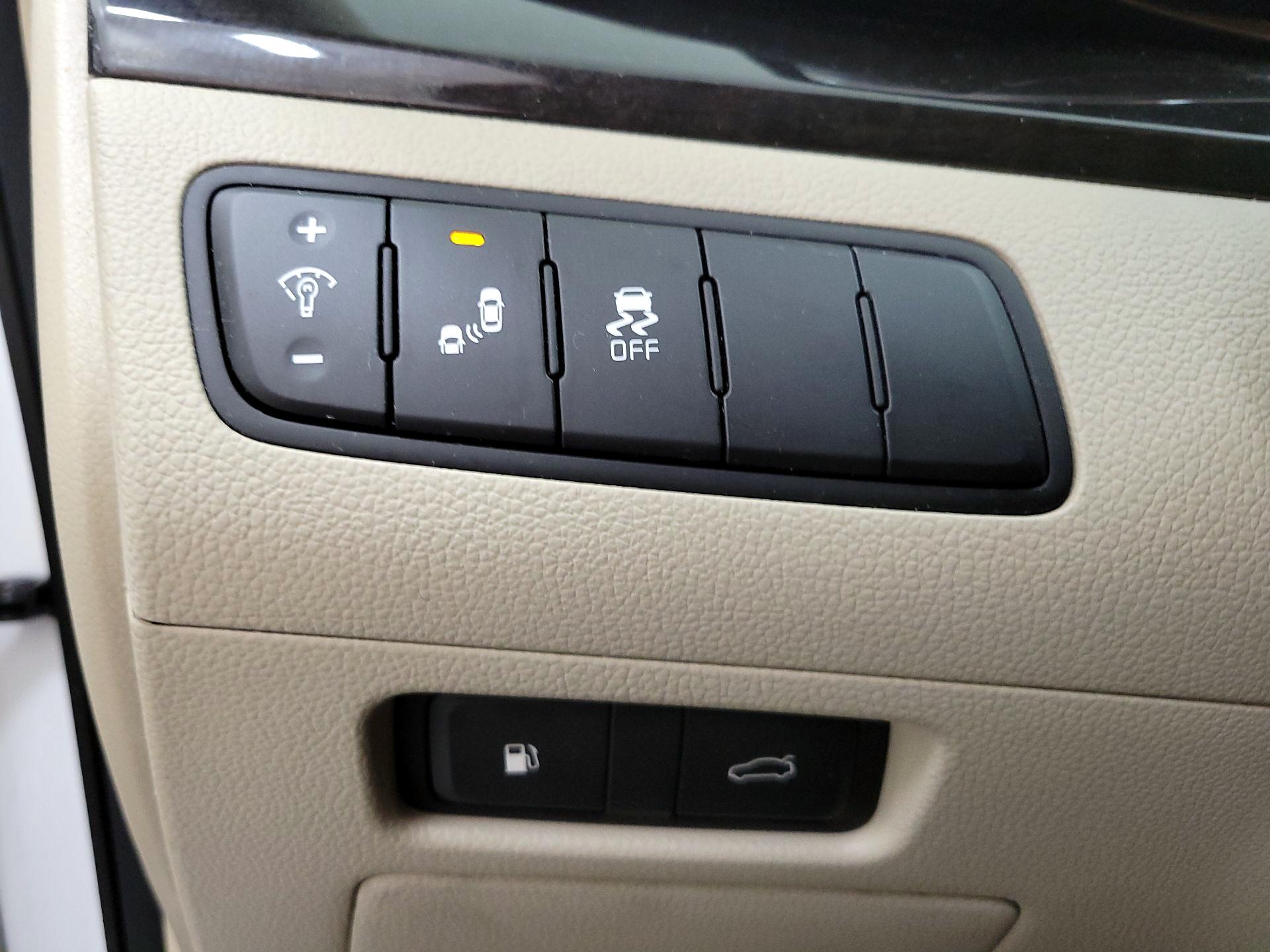 Thumbnail: 2016 Kia Cadenza - 13