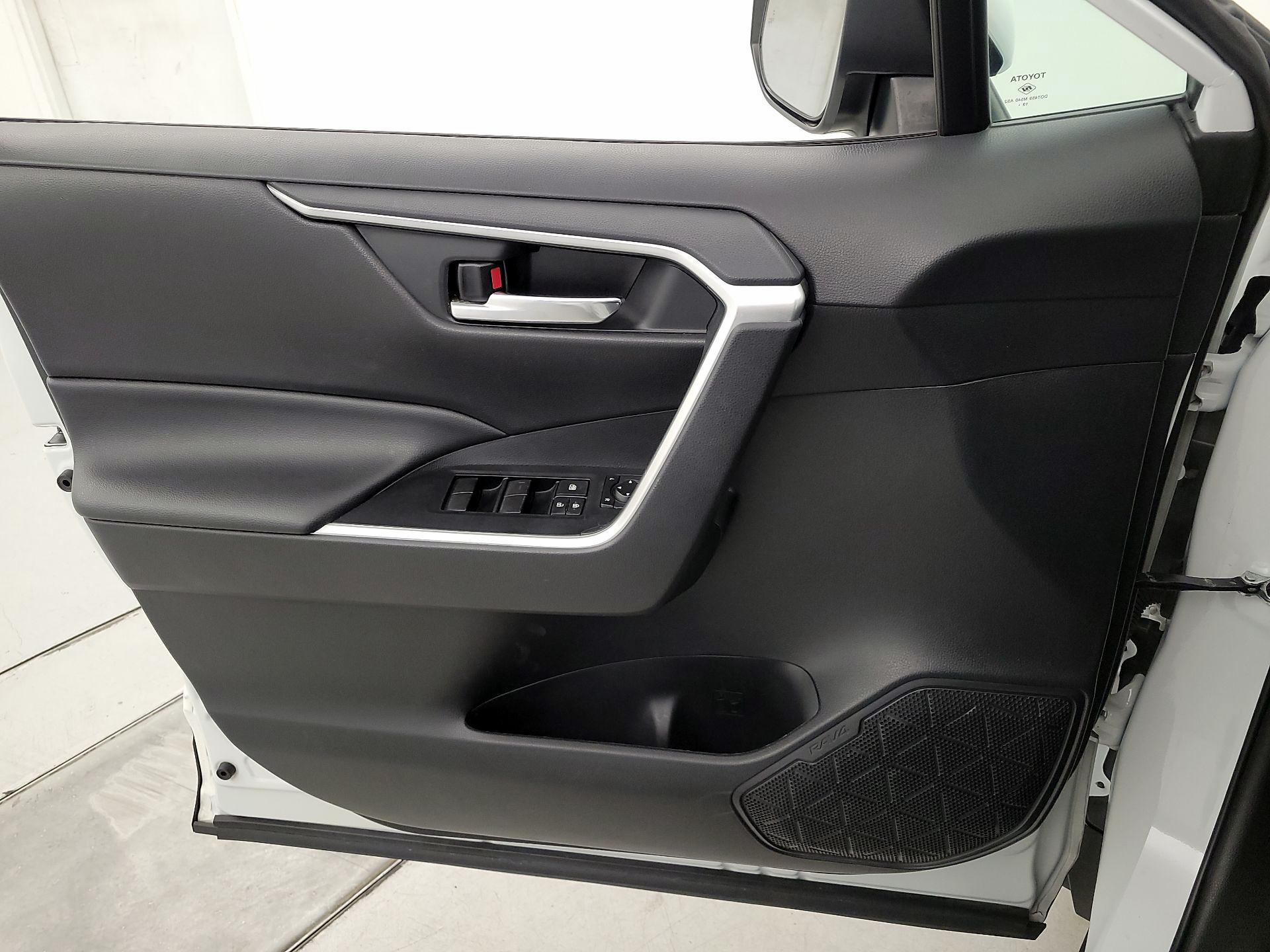 Thumbnail: 2020 Toyota RAV4 - 12