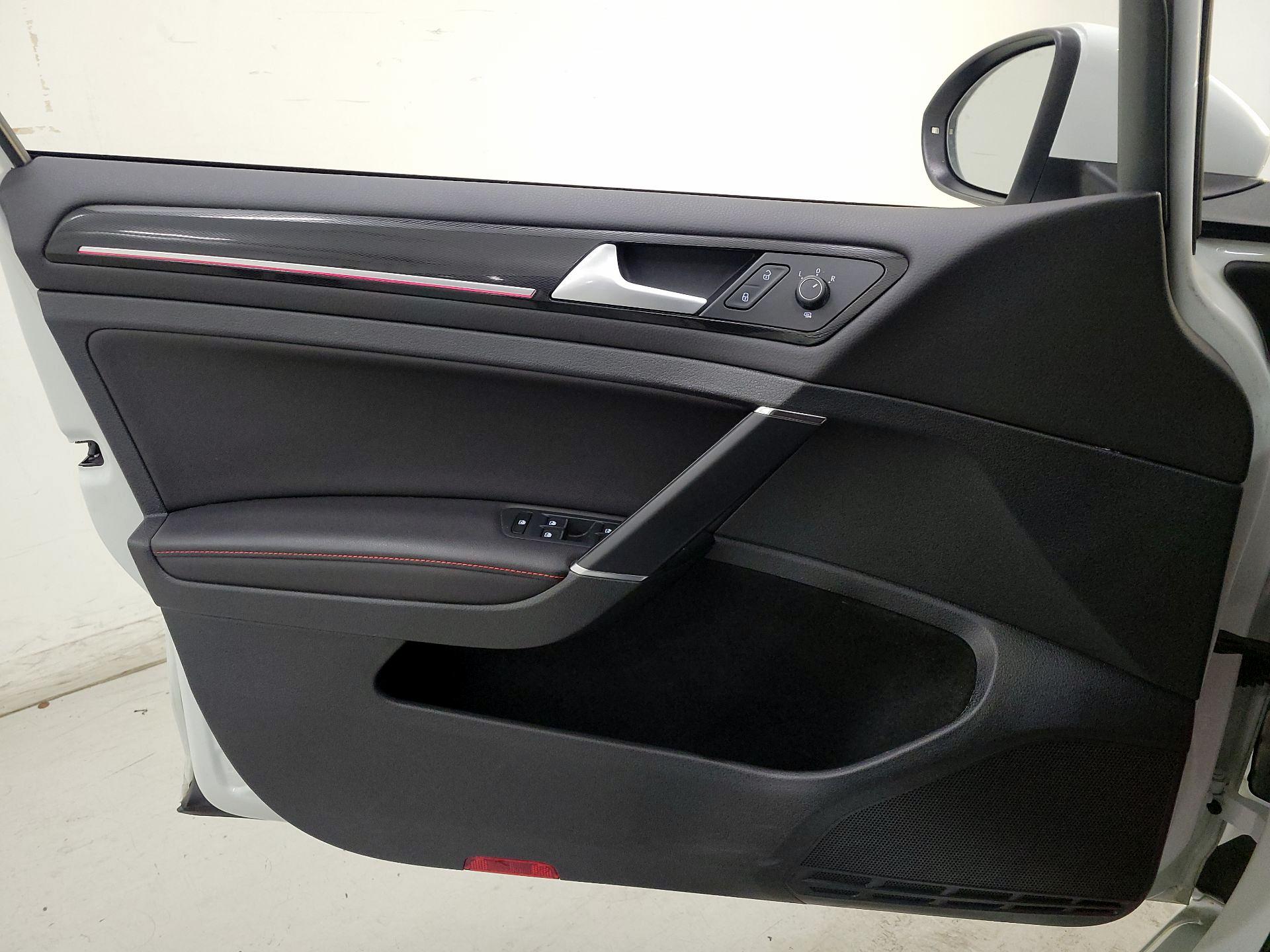 Thumbnail: 2016 Volkswagen Golf - 12