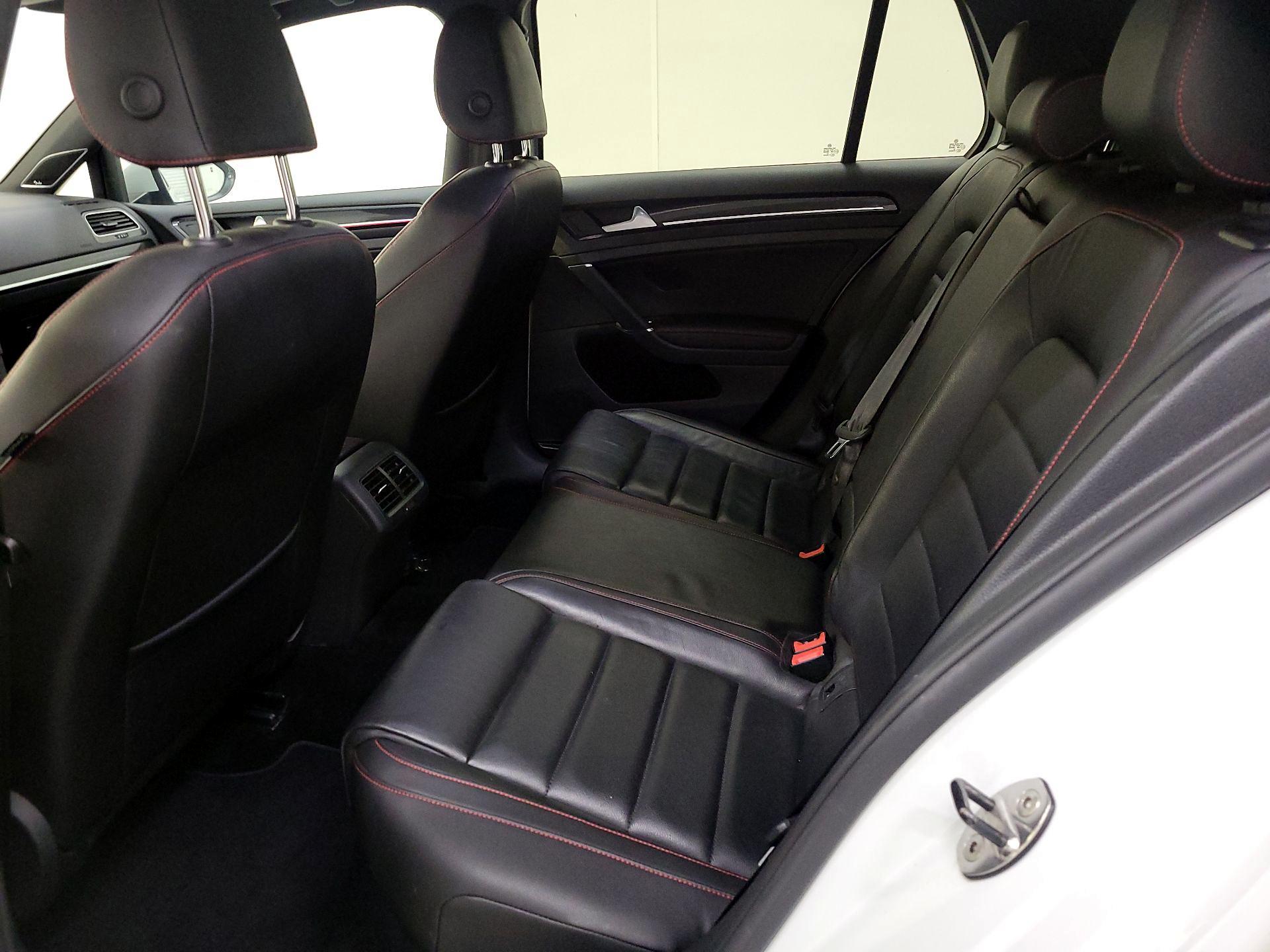 Thumbnail: 2016 Volkswagen Golf - 20