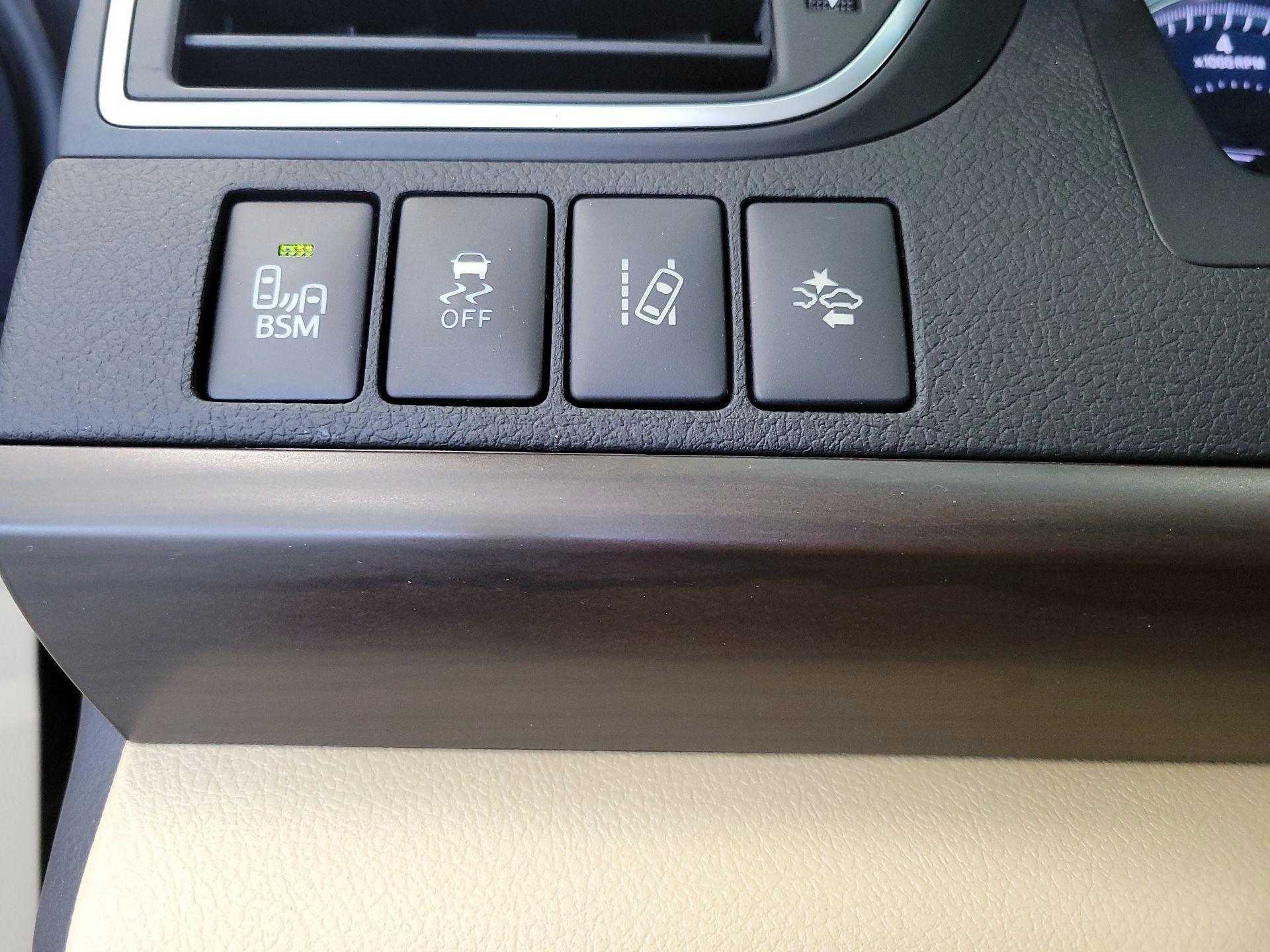 Thumbnail: 2017 Toyota Camry - 13