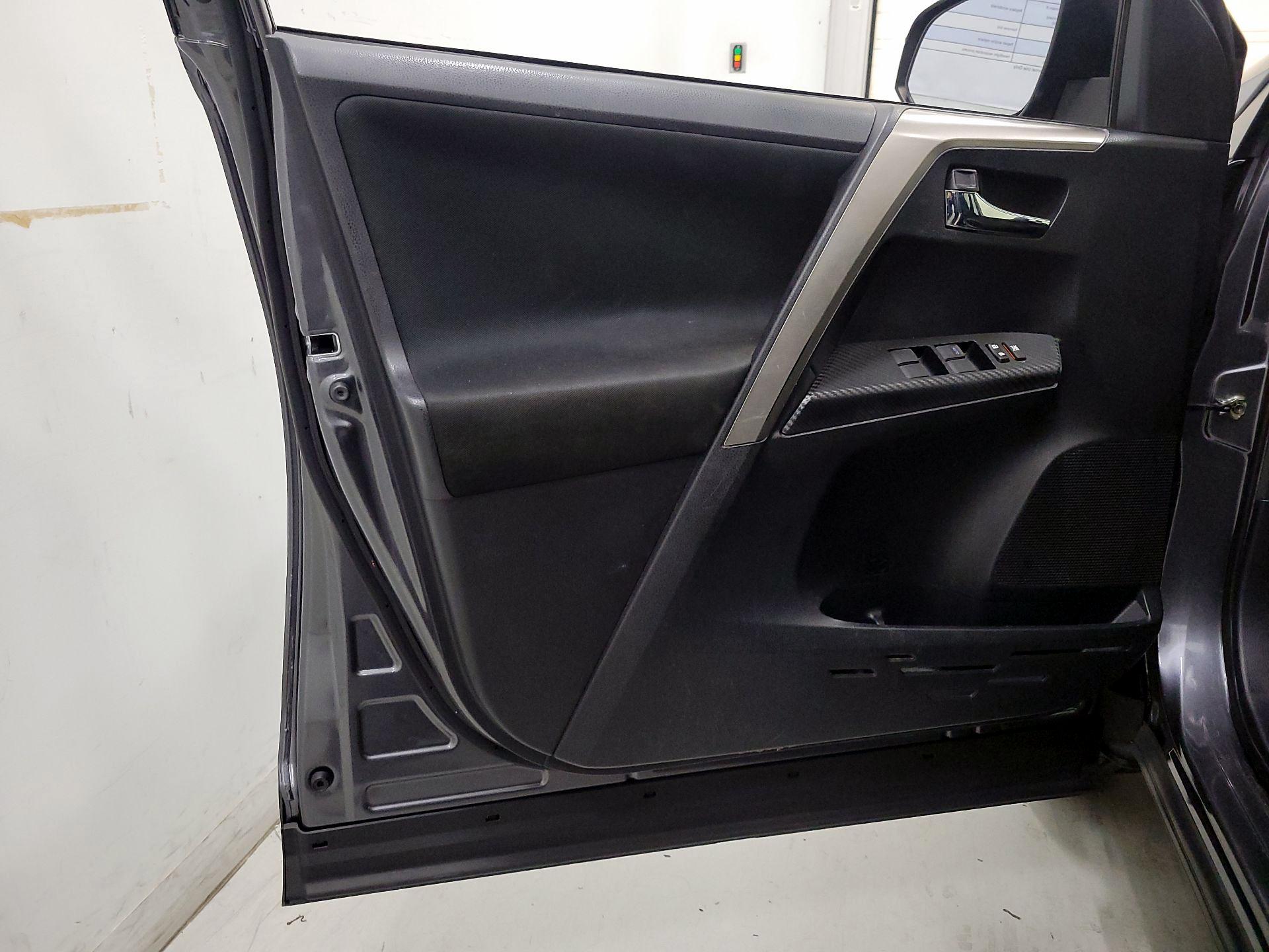 Thumbnail: 2015 Toyota RAV4 - 12