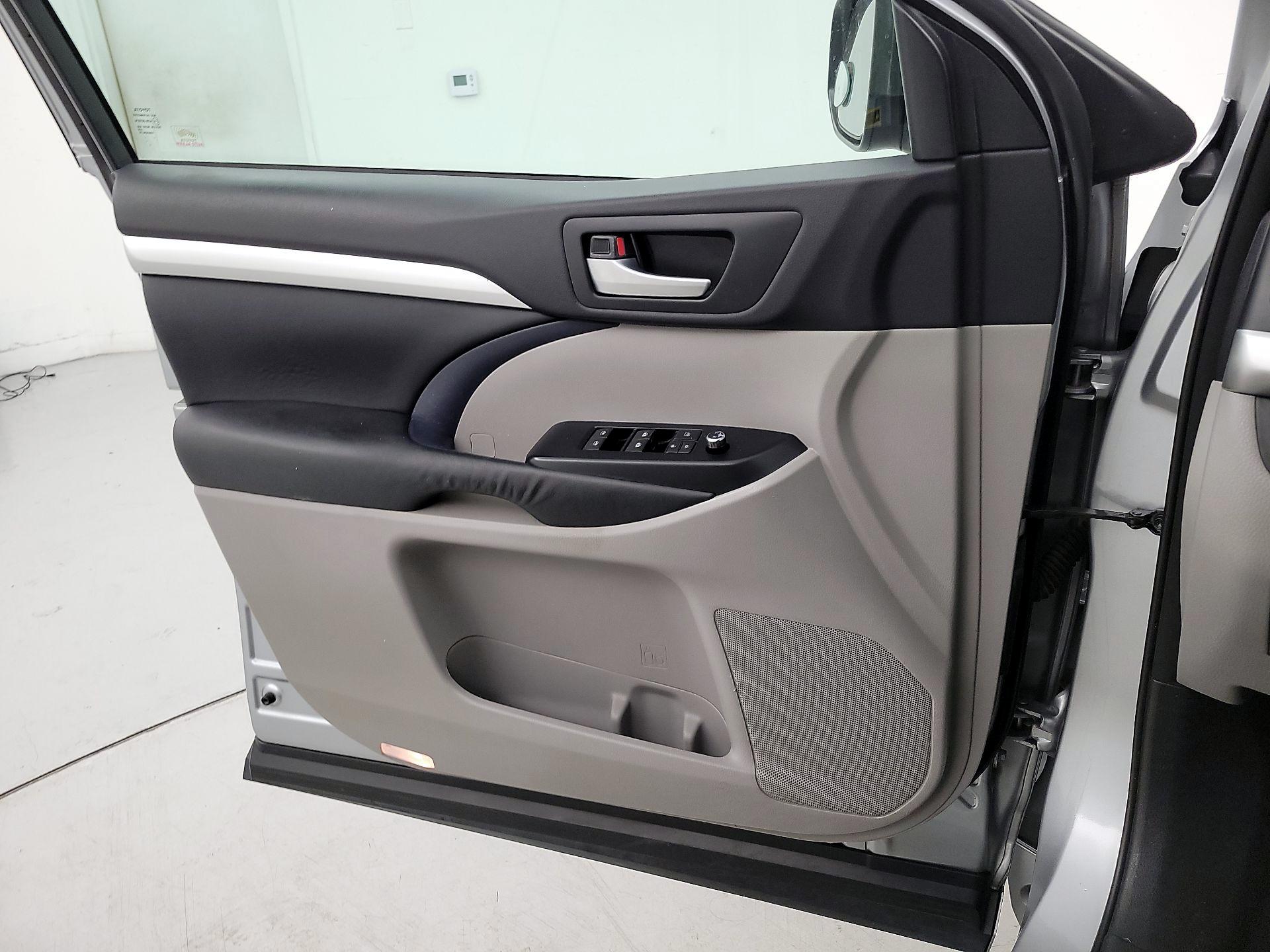 Thumbnail: 2015 Toyota Highlander - 12