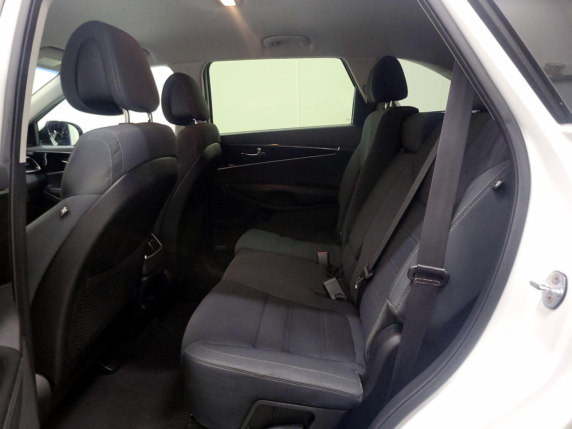 Thumbnail: 2016 Kia Sorento - 18