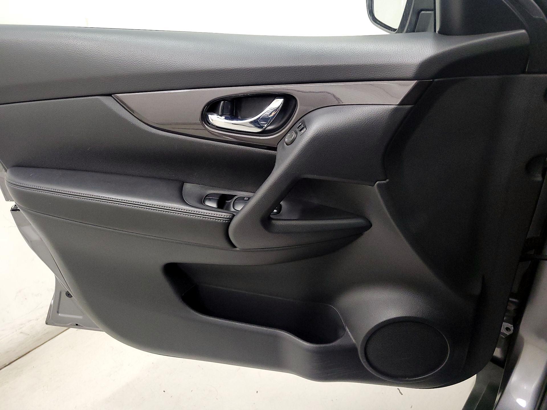 Thumbnail: 2019 Nissan Rogue - 12