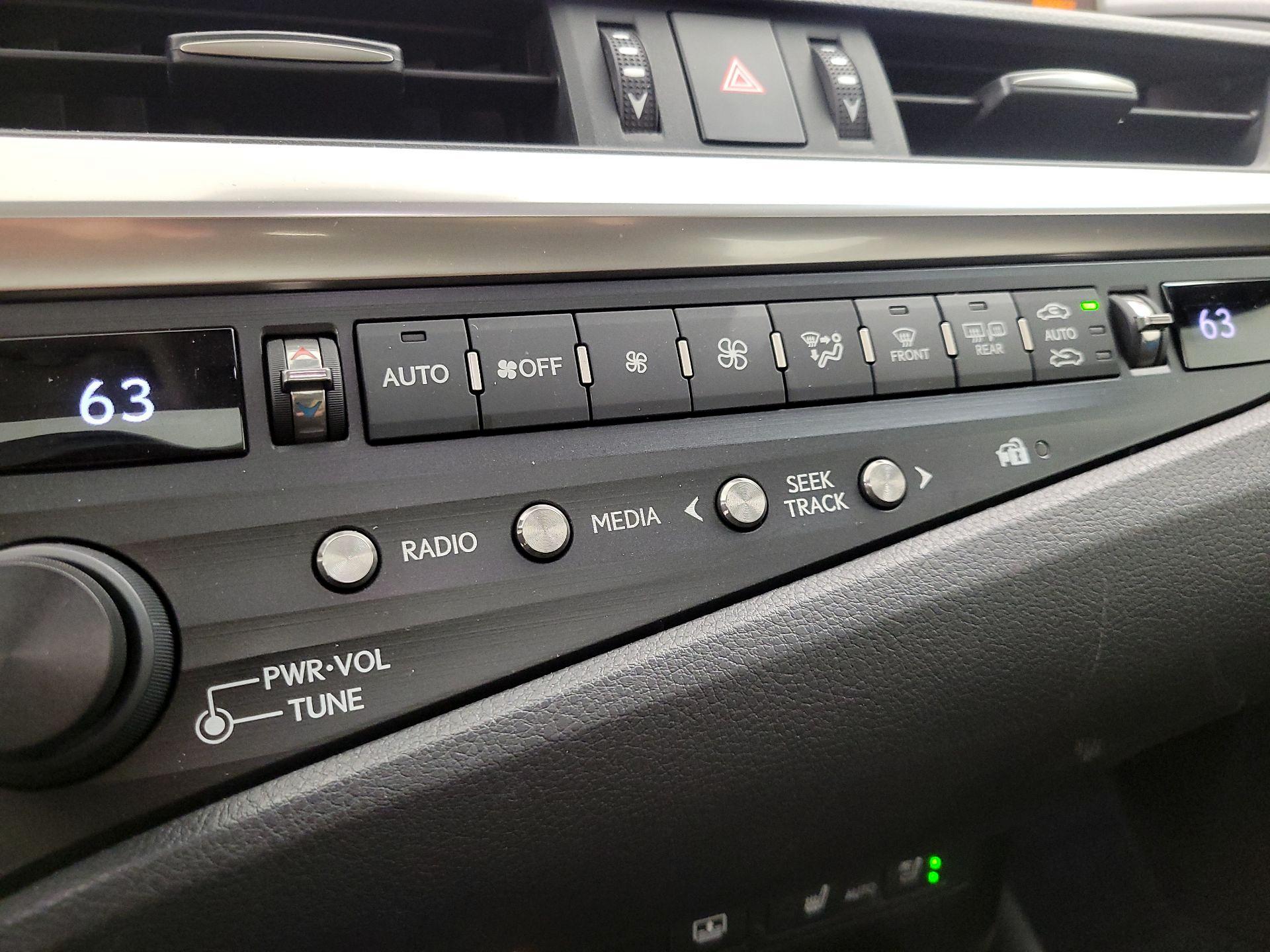 Thumbnail: 2019 Lexus ES - 17