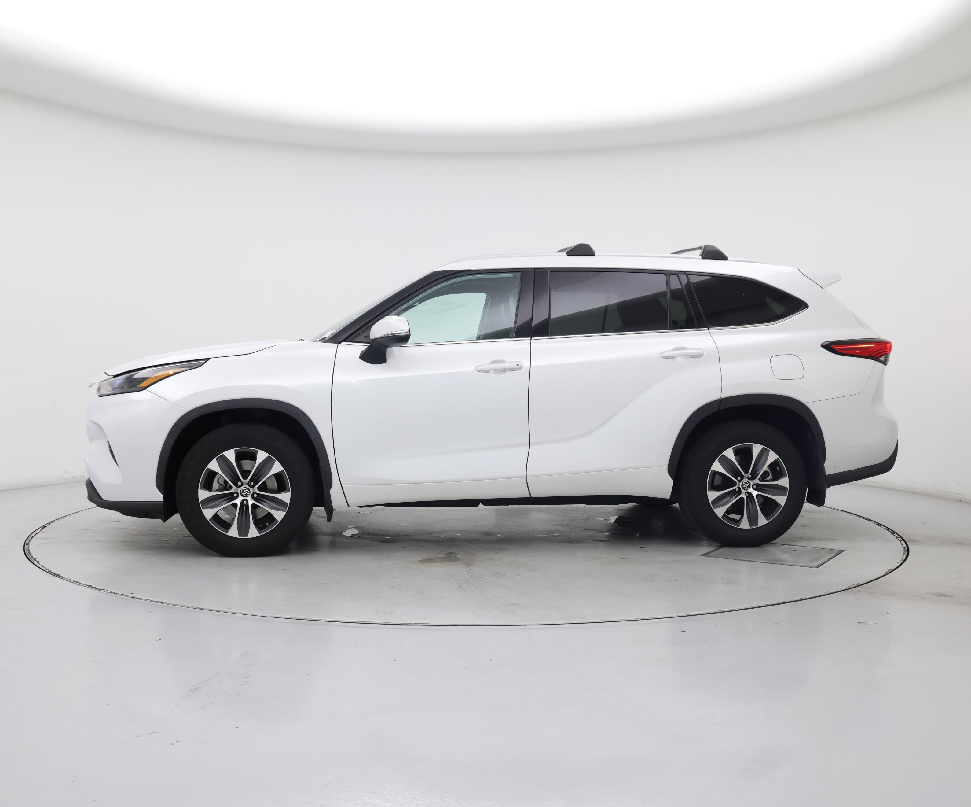 Thumbnail: 2022 Toyota Highlander - 3