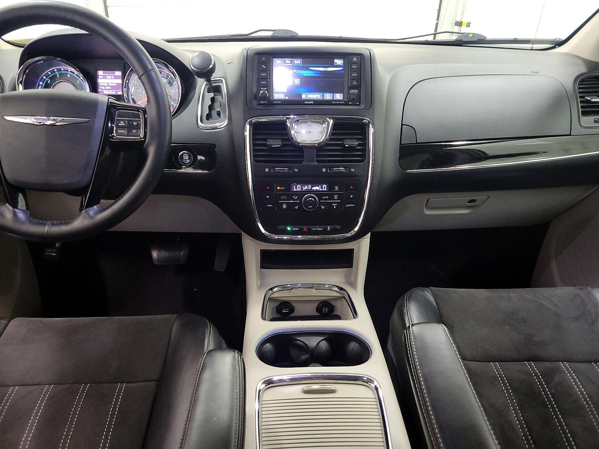 Thumbnail: 2014 Chrysler Town & Country - 9