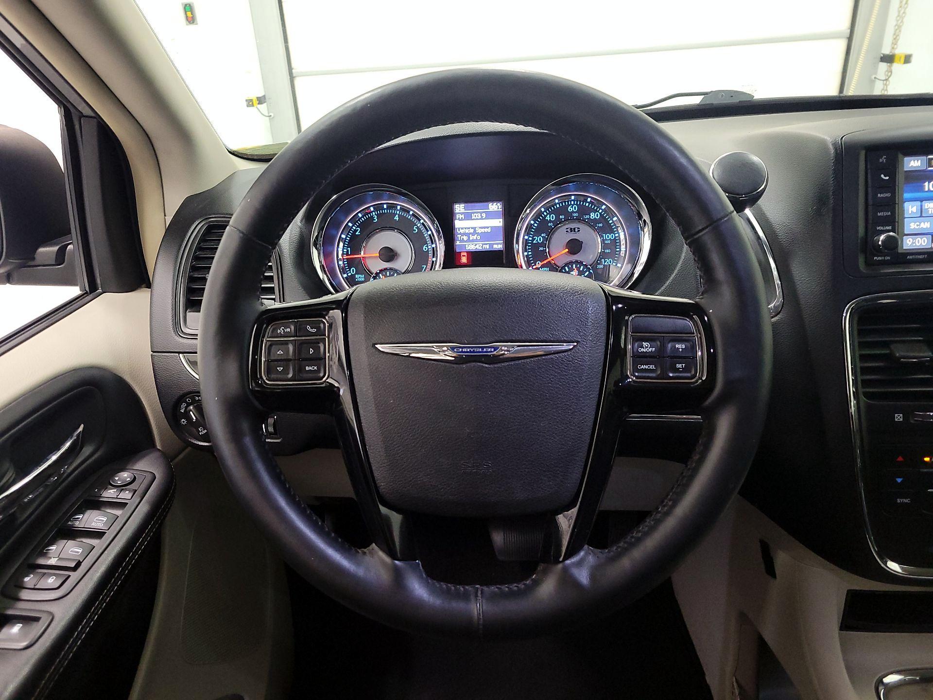 Thumbnail: 2014 Chrysler Town & Country - 10