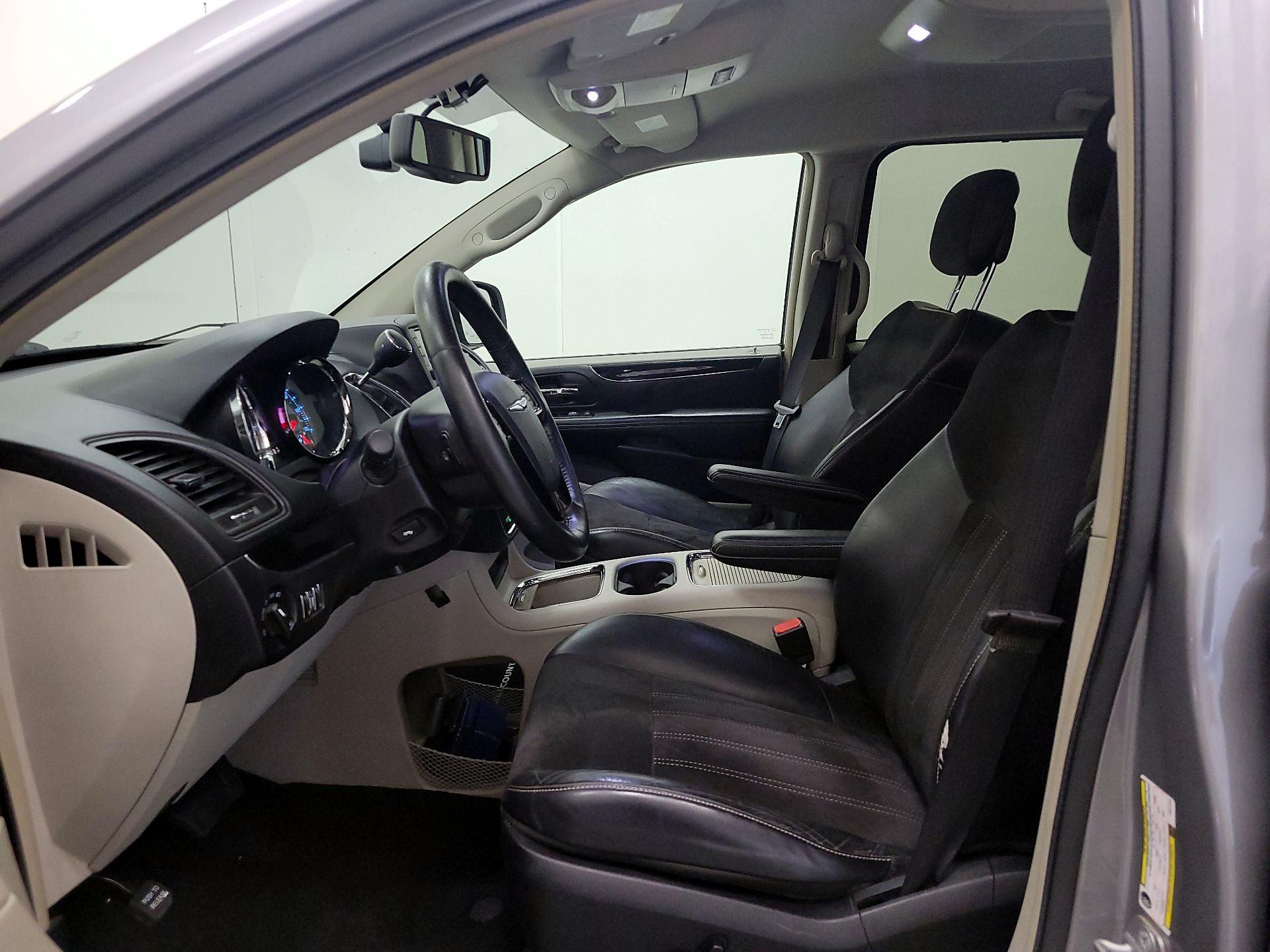 Thumbnail: 2014 Chrysler Town & Country - 11