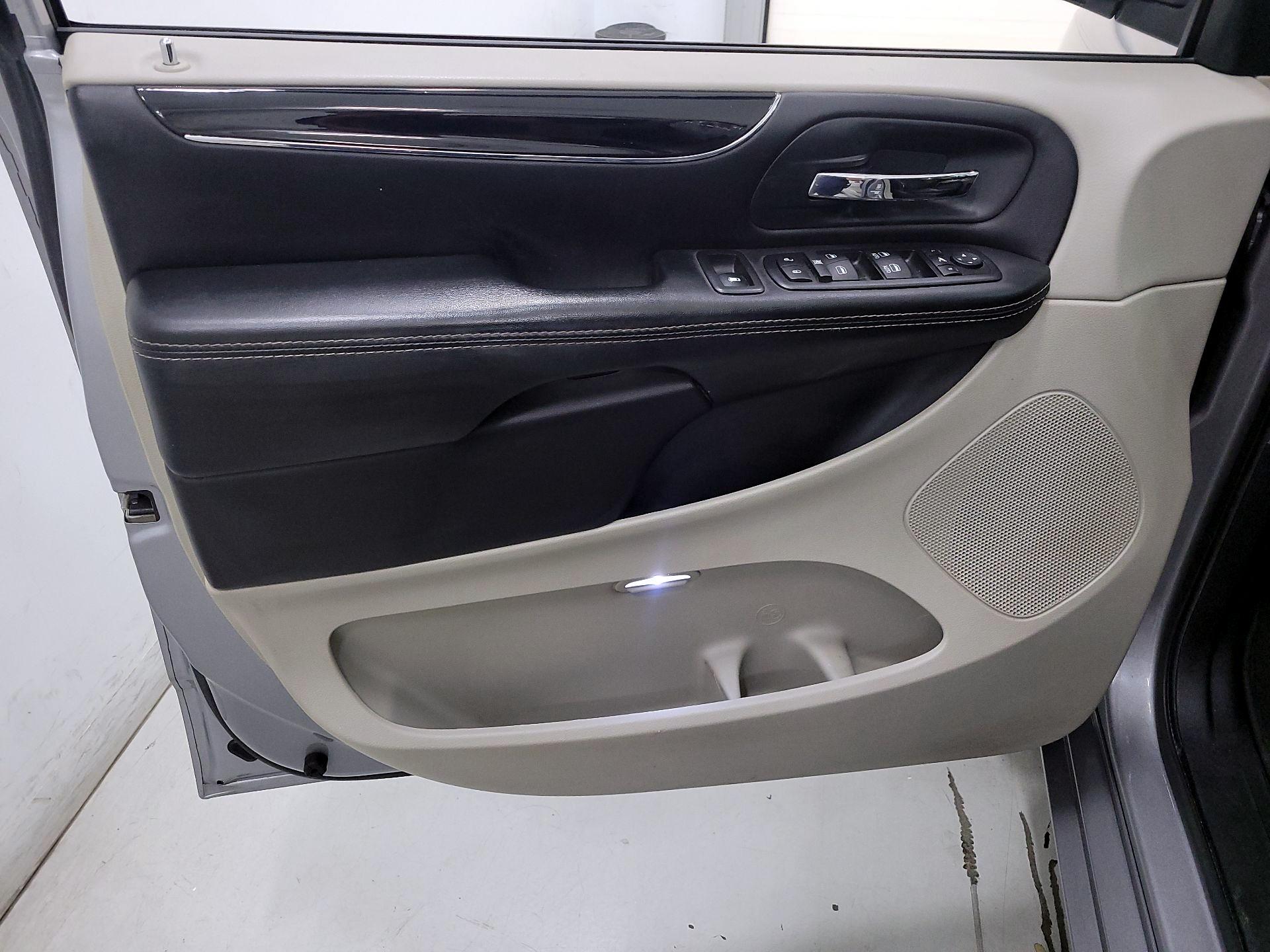 Thumbnail: 2014 Chrysler Town & Country - 12