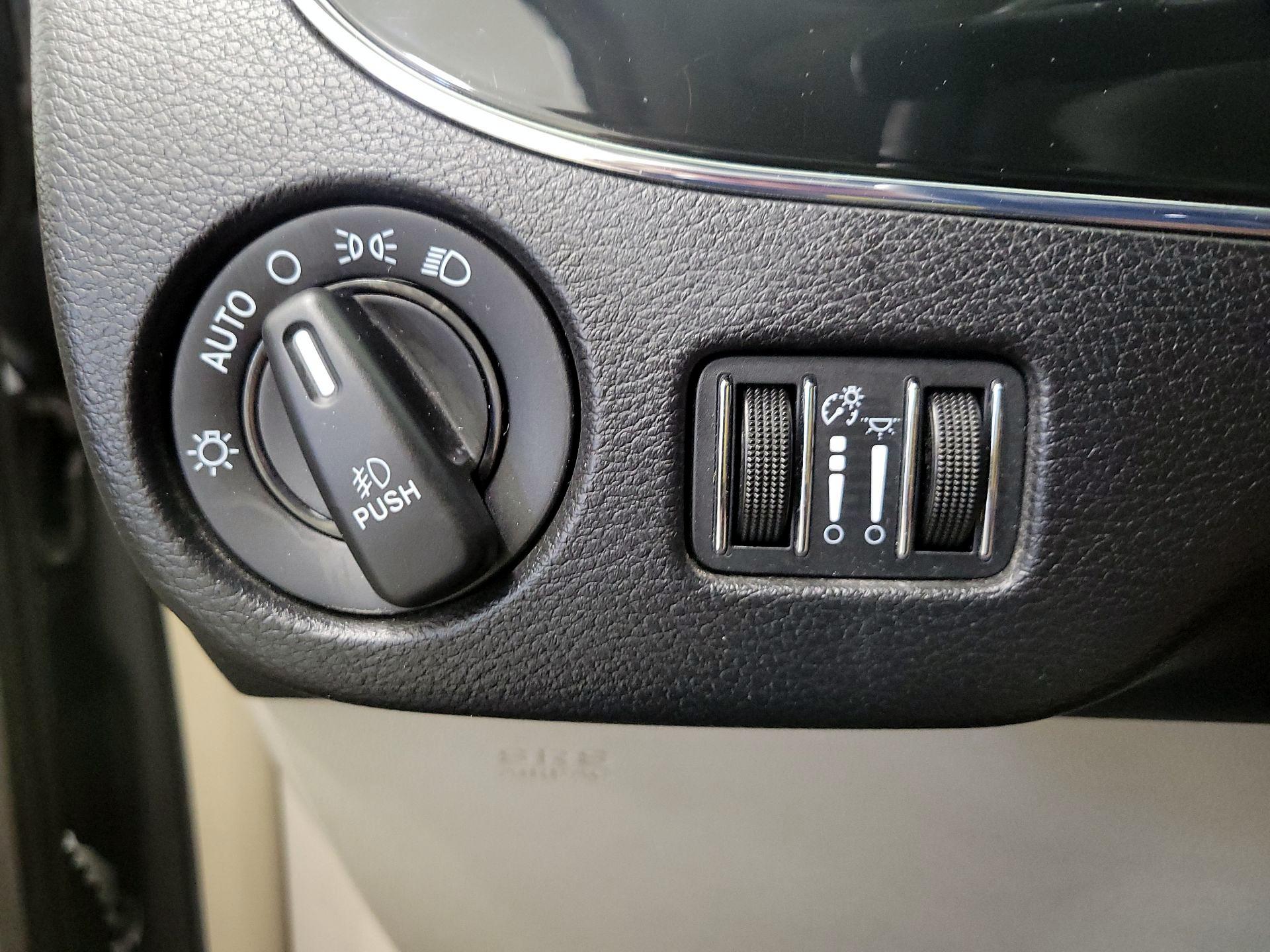 Thumbnail: 2014 Chrysler Town & Country - 13