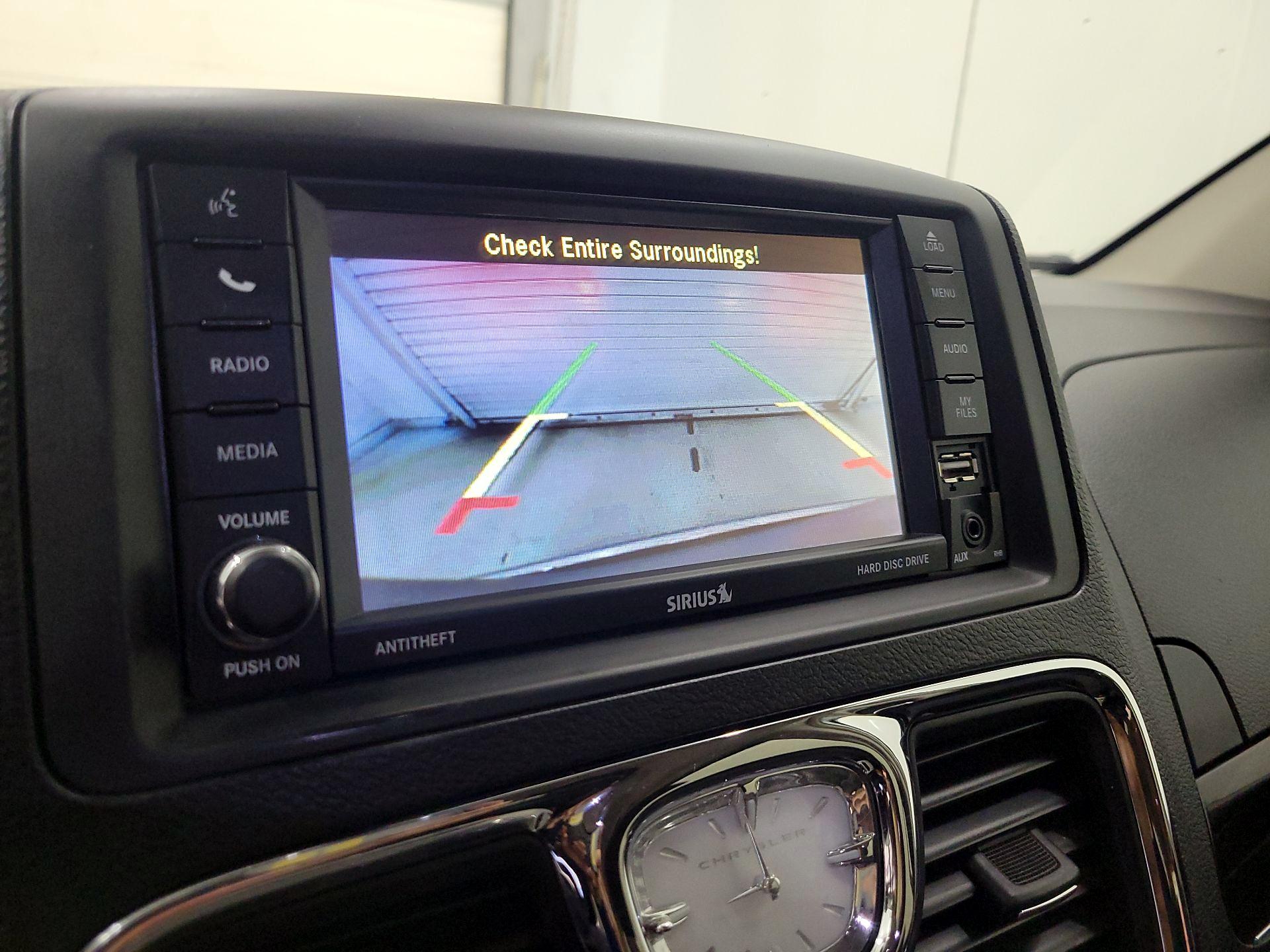 Thumbnail: 2014 Chrysler Town & Country - 14