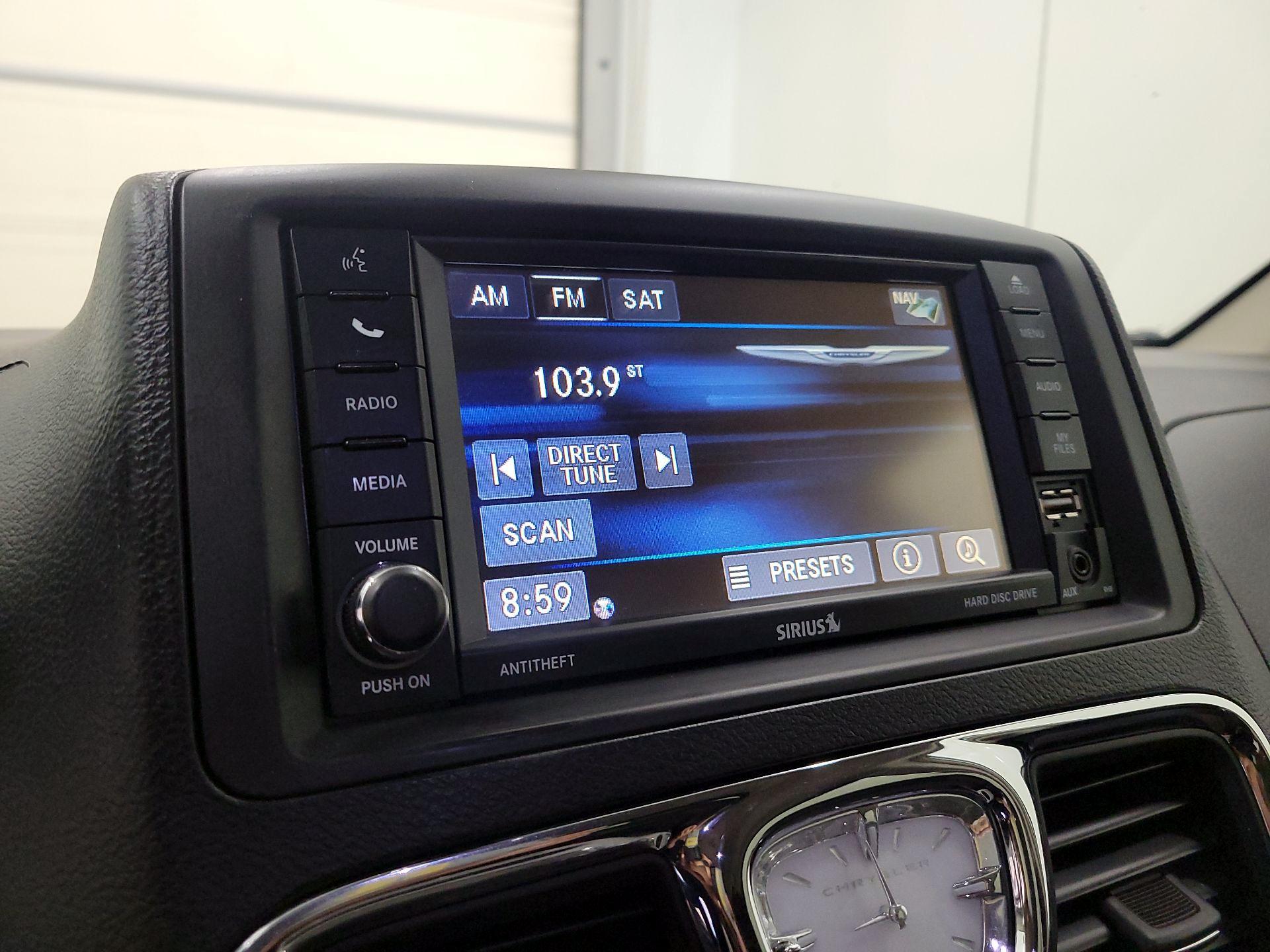 Thumbnail: 2014 Chrysler Town & Country - 15