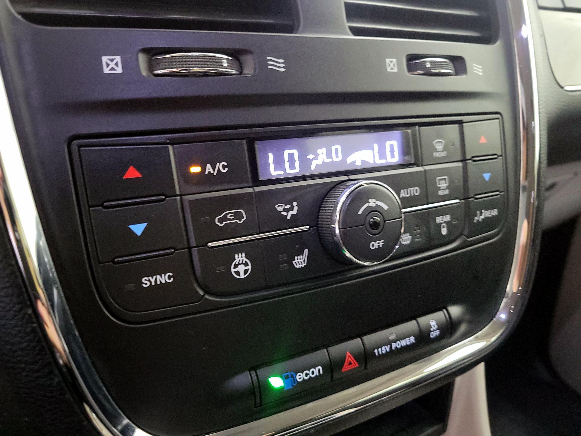 Thumbnail: 2014 Chrysler Town & Country - 16