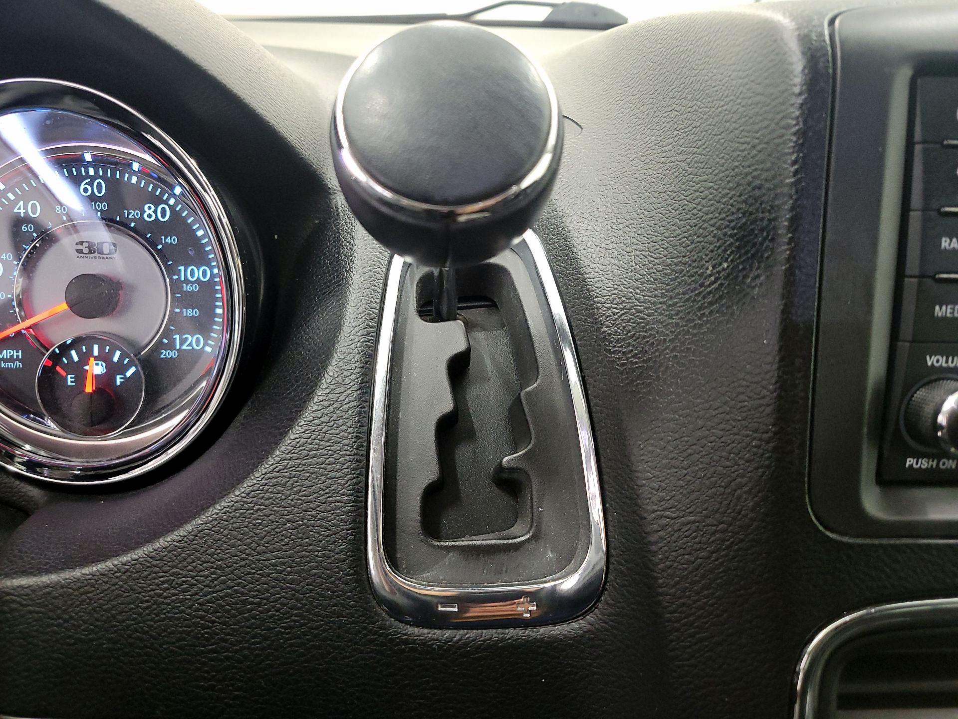 Thumbnail: 2014 Chrysler Town & Country - 17