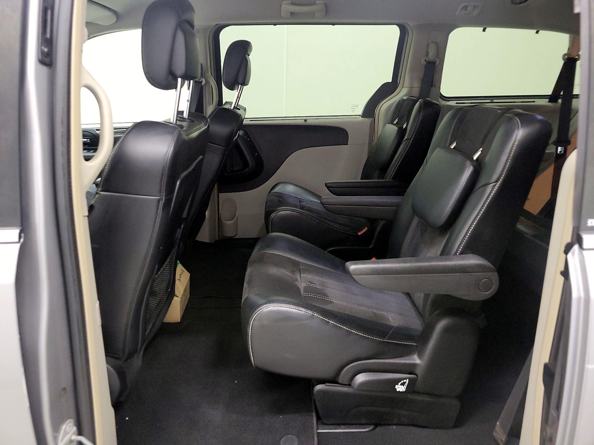 Thumbnail: 2014 Chrysler Town & Country - 19