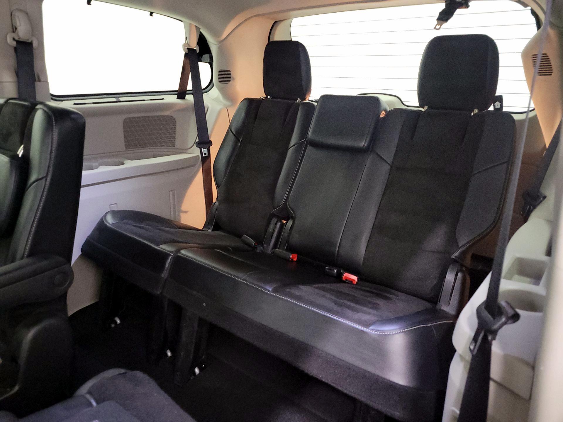 Thumbnail: 2014 Chrysler Town & Country - 20
