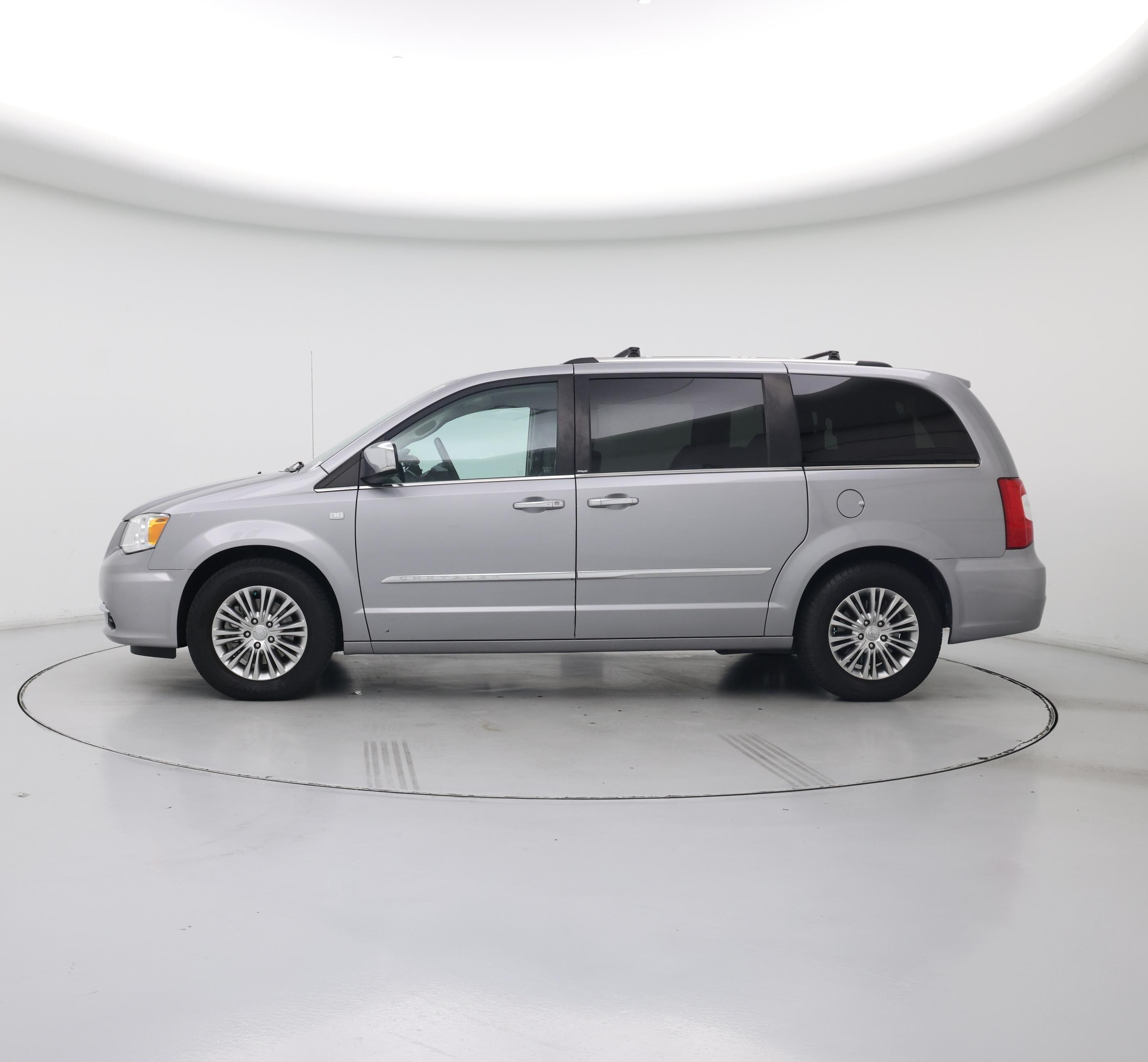 Thumbnail: 2014 Chrysler Town & Country - 3