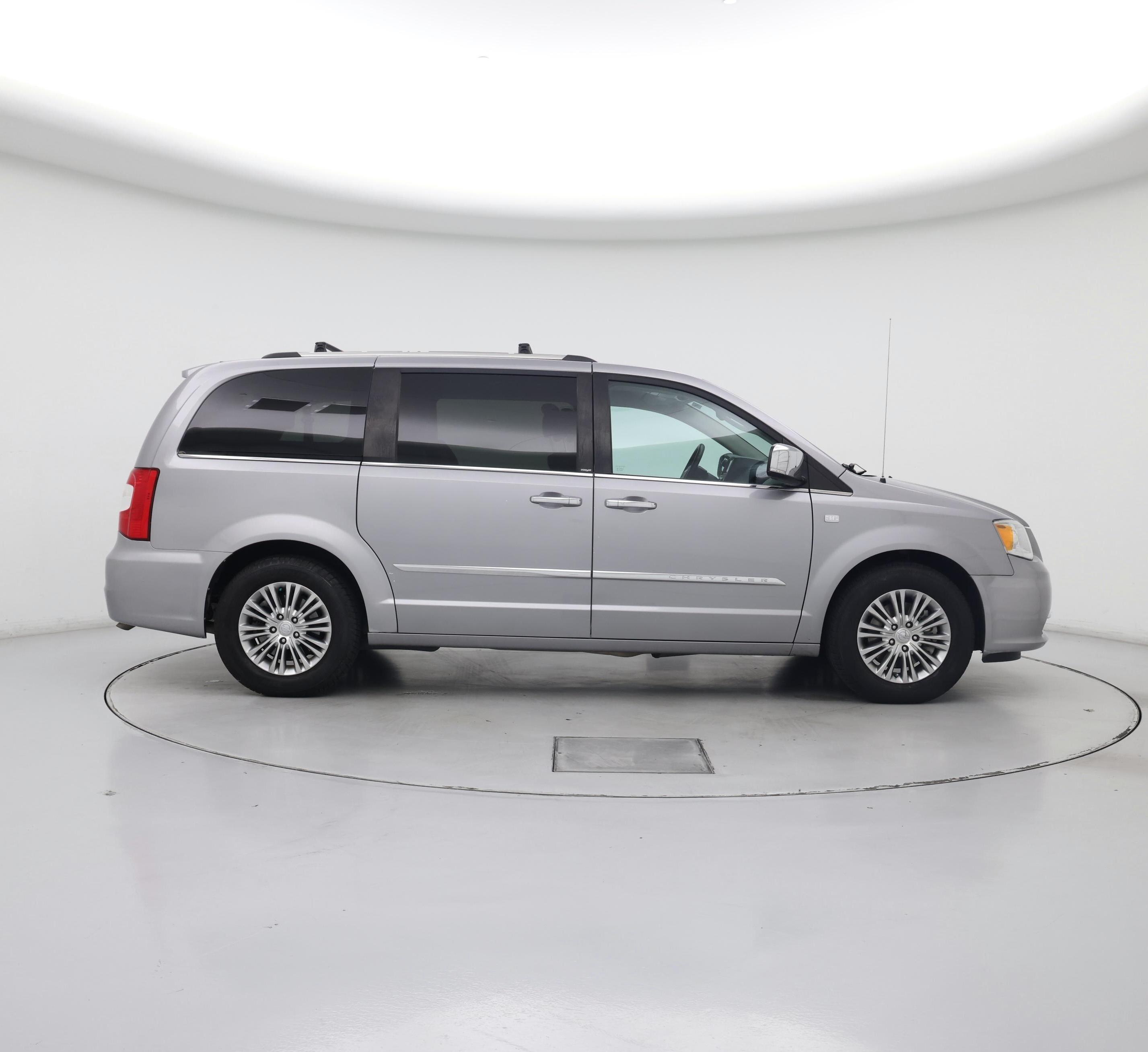 Thumbnail: 2014 Chrysler Town & Country - 7
