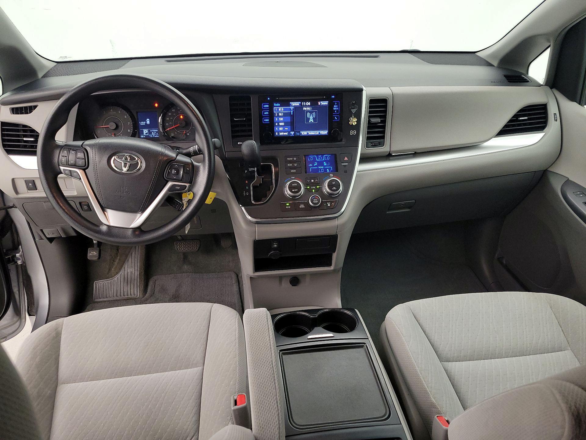 Thumbnail: 2017 Toyota Sienna - 9