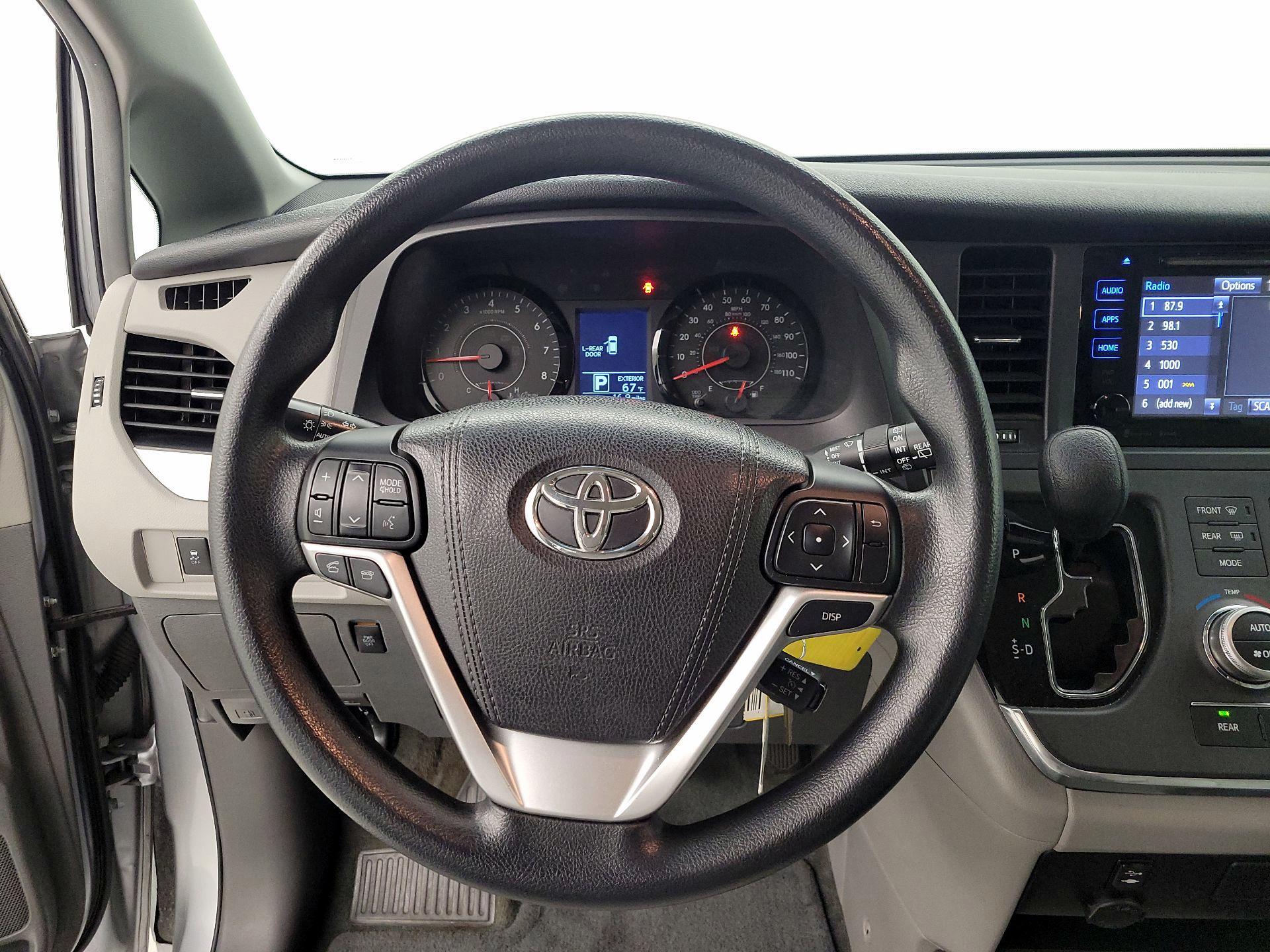 Thumbnail: 2017 Toyota Sienna - 10