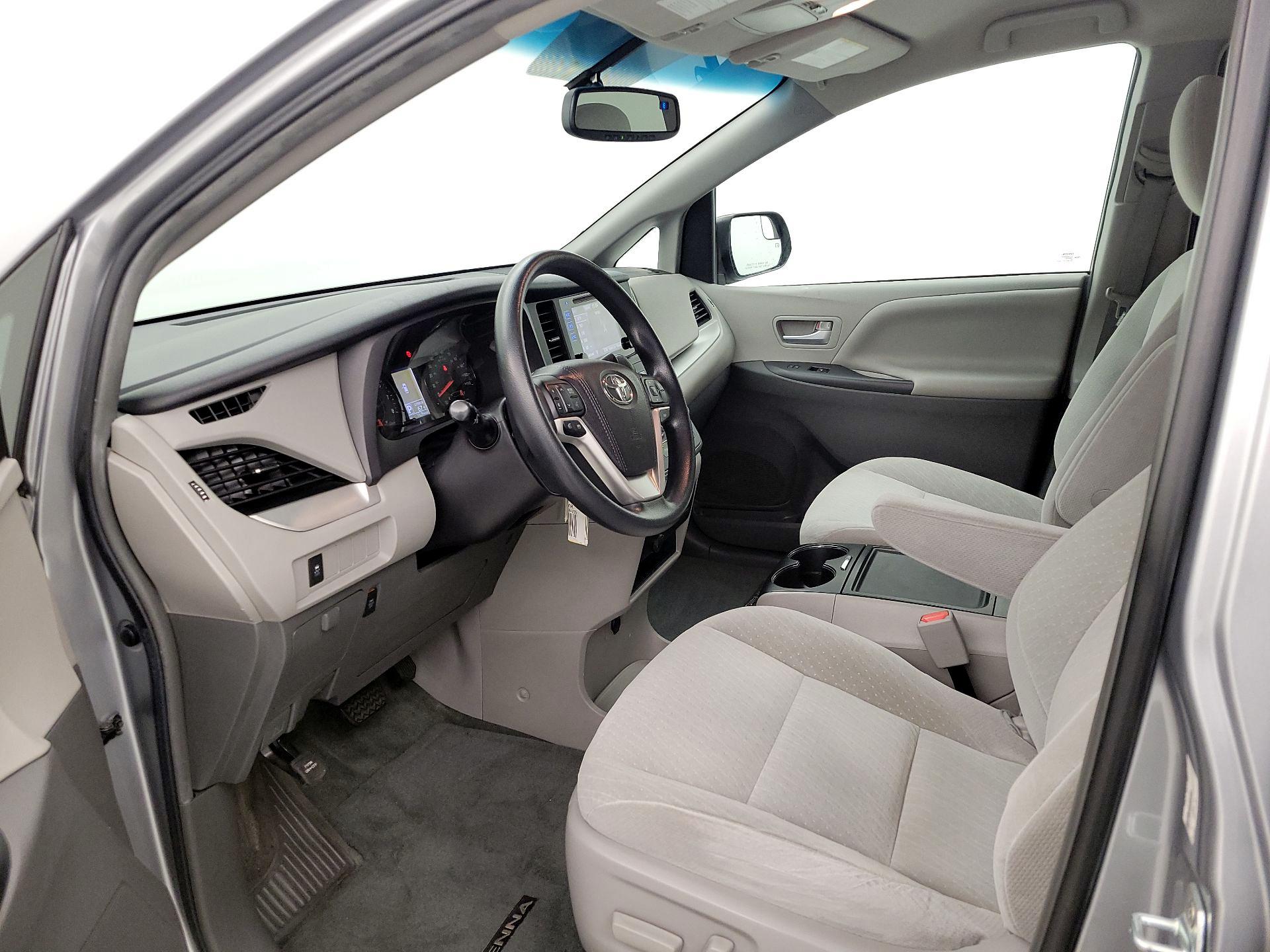 Thumbnail: 2017 Toyota Sienna - 11
