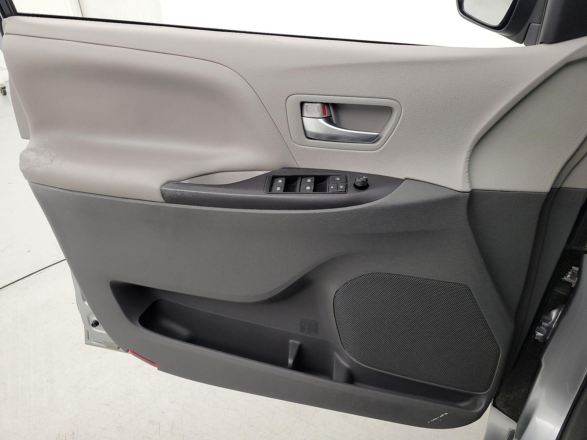 Thumbnail: 2017 Toyota Sienna - 12