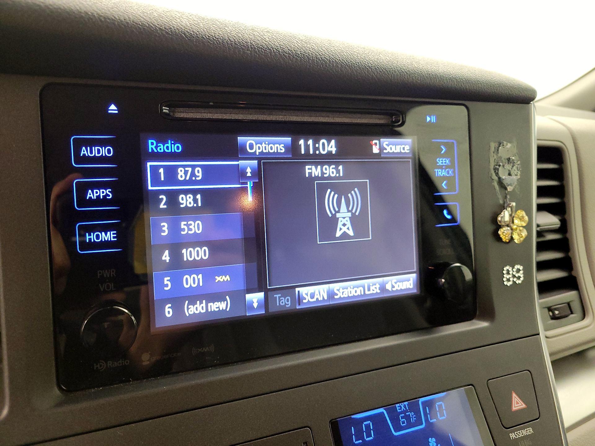 Thumbnail: 2017 Toyota Sienna - 14