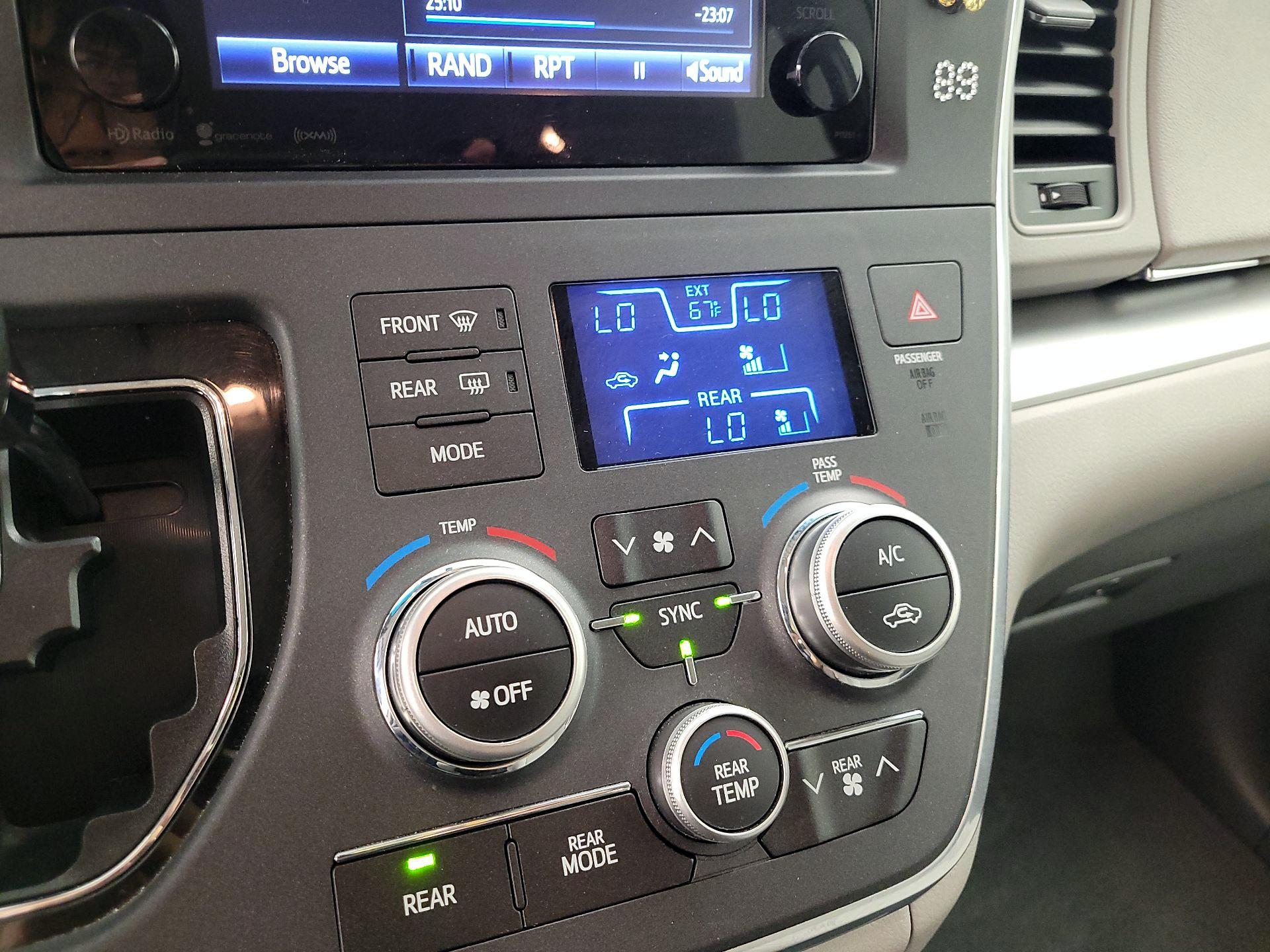 Thumbnail: 2017 Toyota Sienna - 15