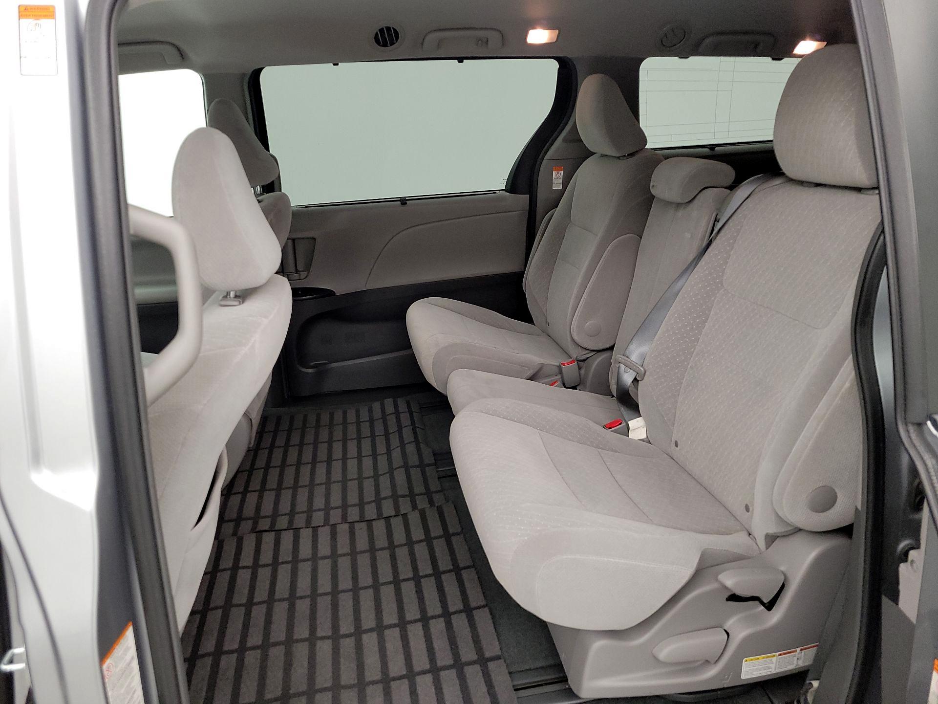 Thumbnail: 2017 Toyota Sienna - 18