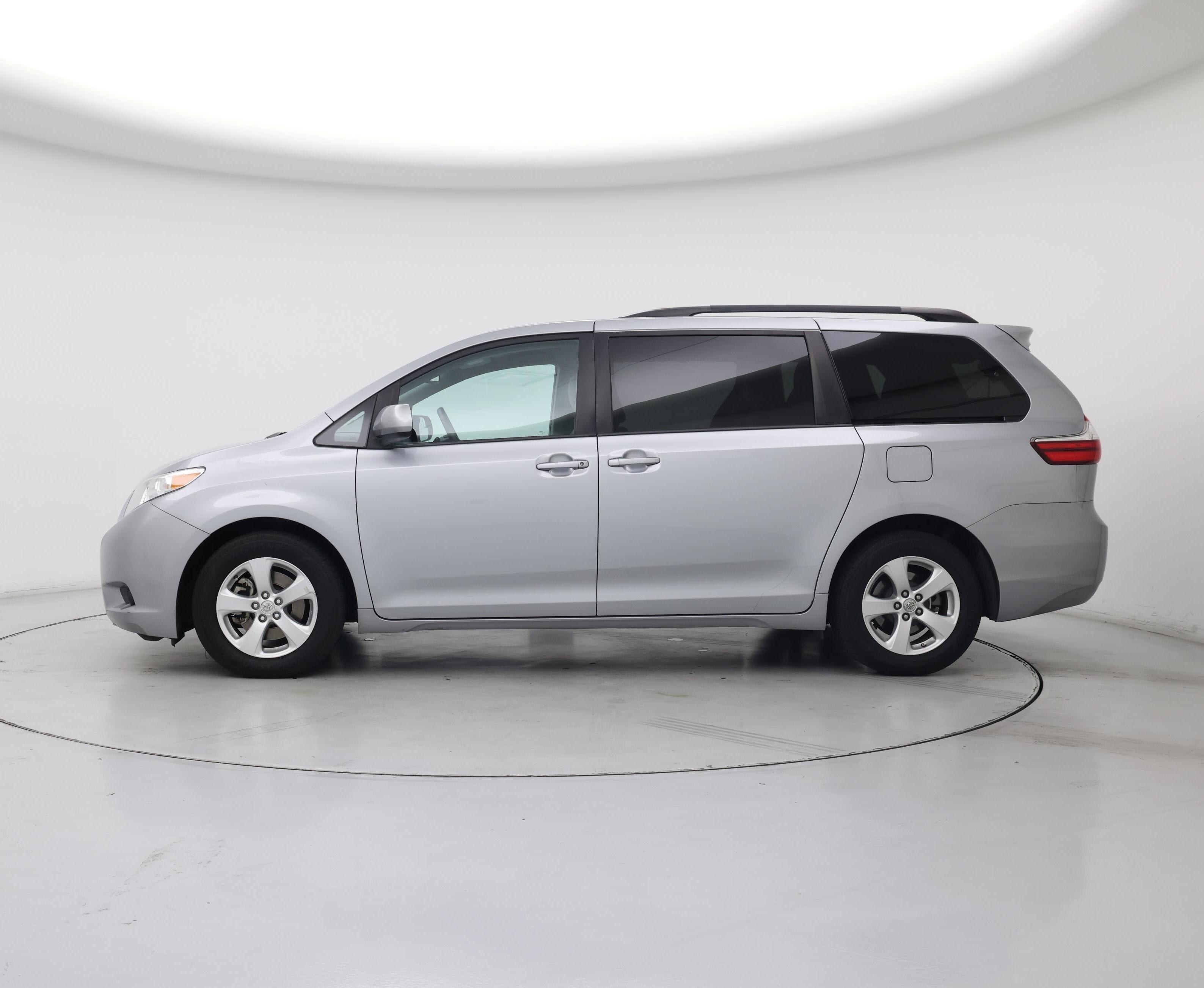 Thumbnail: 2017 Toyota Sienna - 3